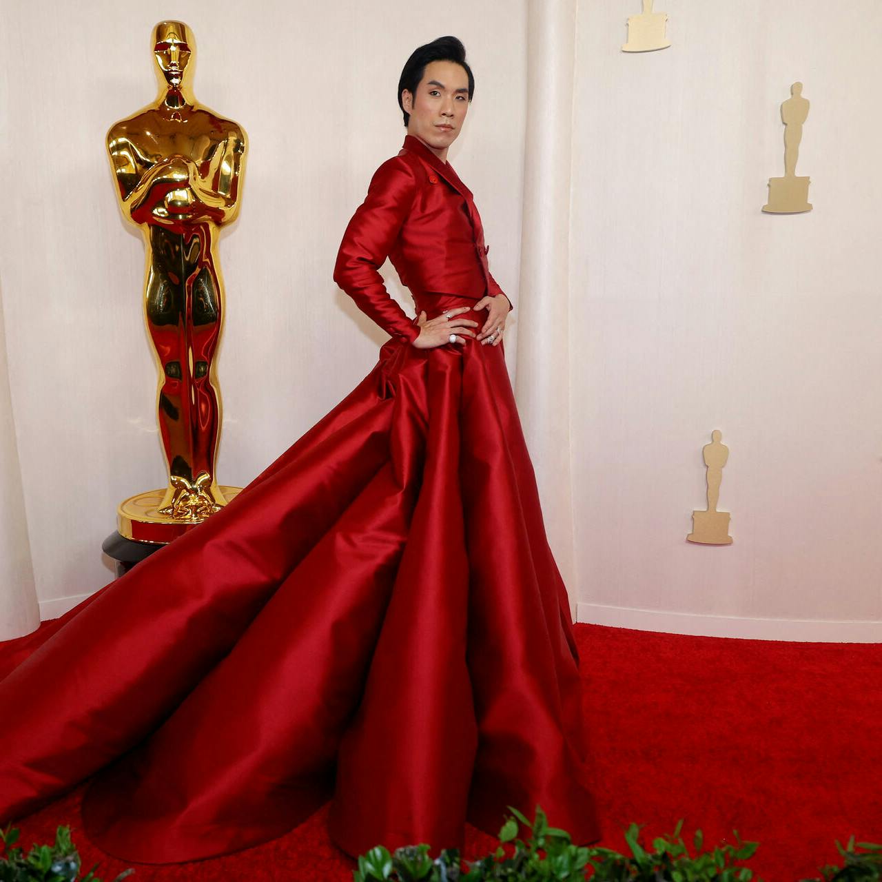 Eugene Lee Yang poserer i den smukkeste, tunge kjole, der perfekt matcher rød løber til Oscars 2024.