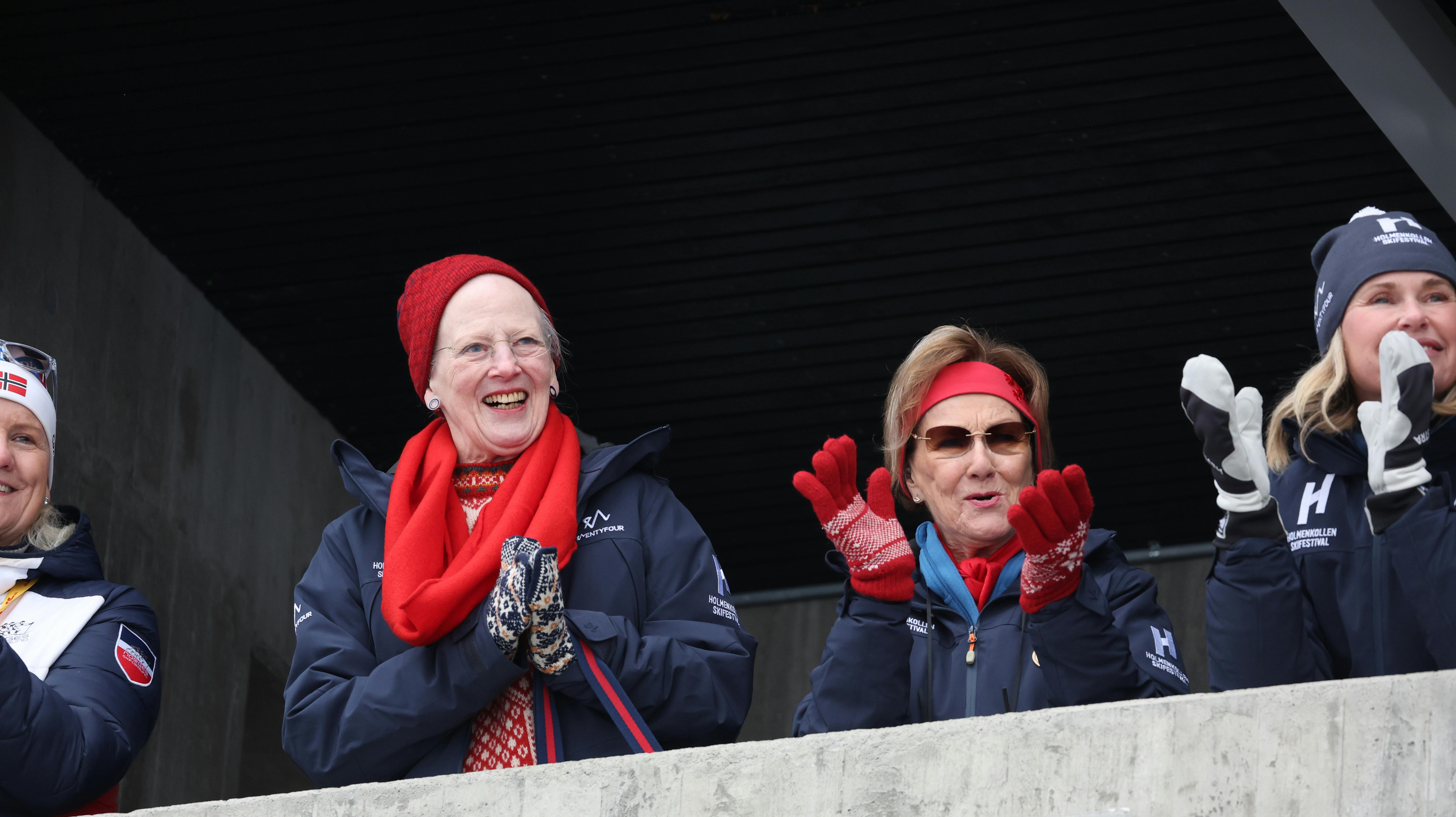Margrethe befandt sig i "kongelogen" væk fra pøblen, så hun har nok ikke mærket noget til de mange "skandalescener" med druk og vold.