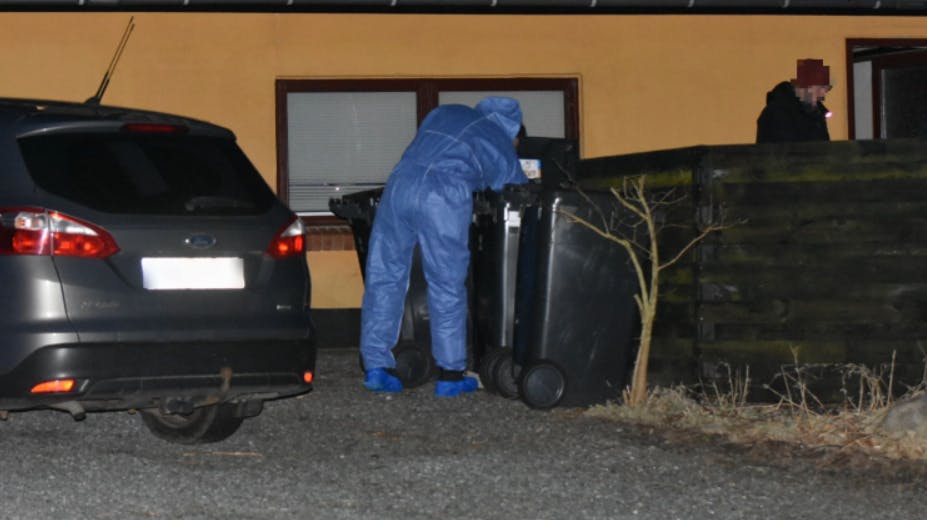 Søndag aften var politiet fortsat i gang med undersøgelser på findestedet.