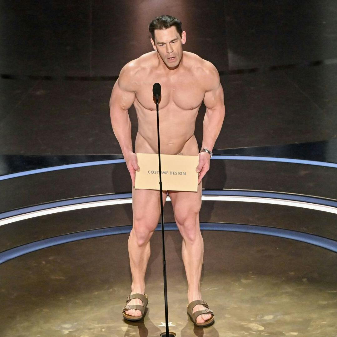 John Cena ankom splitterravende på scenen for at præsentere de nominerede til prisen for bedste kostumer.