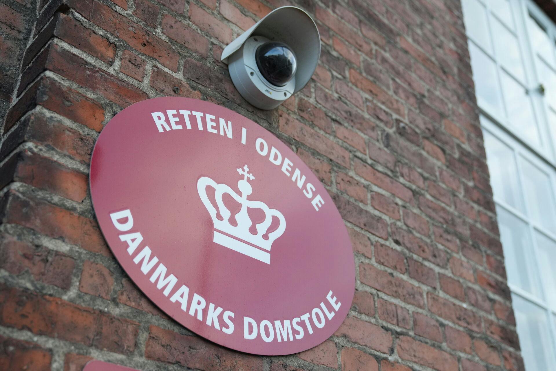 En 31-årig mand er i Retten i Odense idømt to år og ni måneders fængsel for besiddelse af et oversavet jagtgebær i sin bil og opbevaring af 100 krysantemumbomber på bopælen.