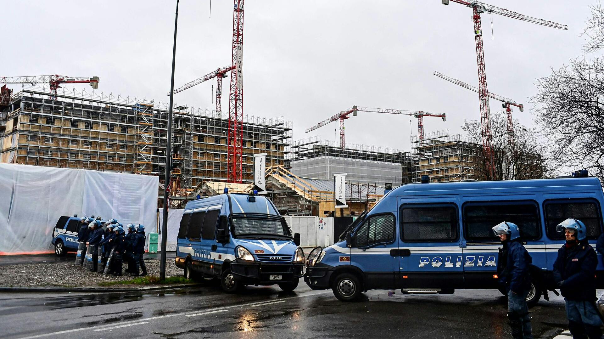 Italiensk politi har anholdt tre palæstinensere for terrorplaner - angiveligt mod israelsk bosættelse på Vestbredden. De anholdte boede i I'Aquila omkring 120 kilometer nordøst for Rom.