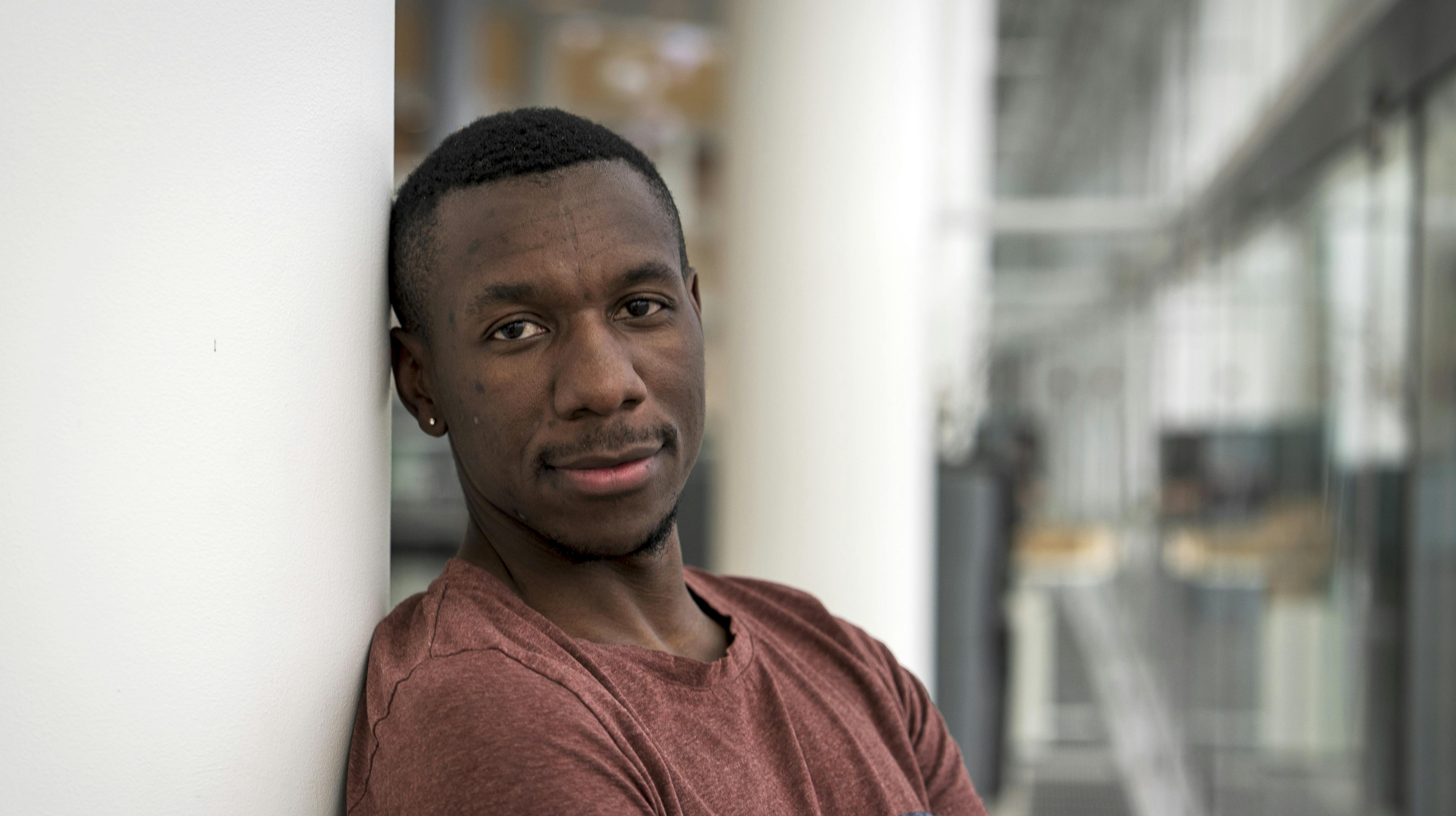 Enock Poulsen kom til Danmark som fireårig, men det skete først flere år efter, at hans mor havde forladt hjemlandet, Zambia. 