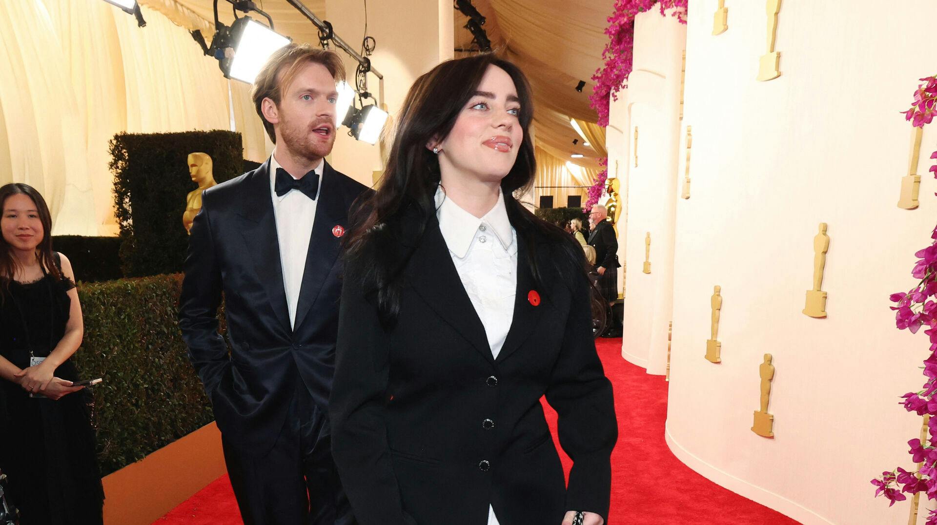 Billie Eilish og Finneas O'Connell blev spottet med det særlige mærke på deres tøj, da de ankom til søndagens Oscaruddeling.