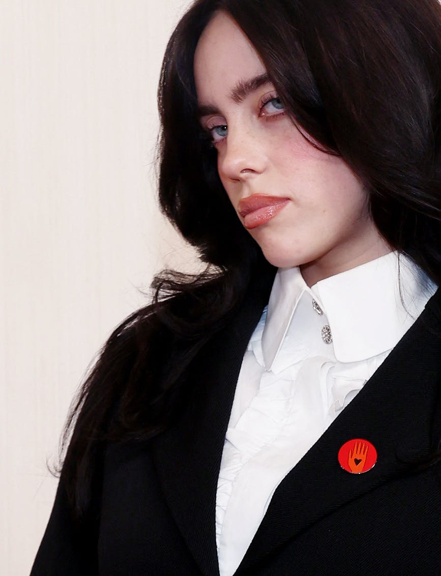 Billie Eilish med den røde broche.