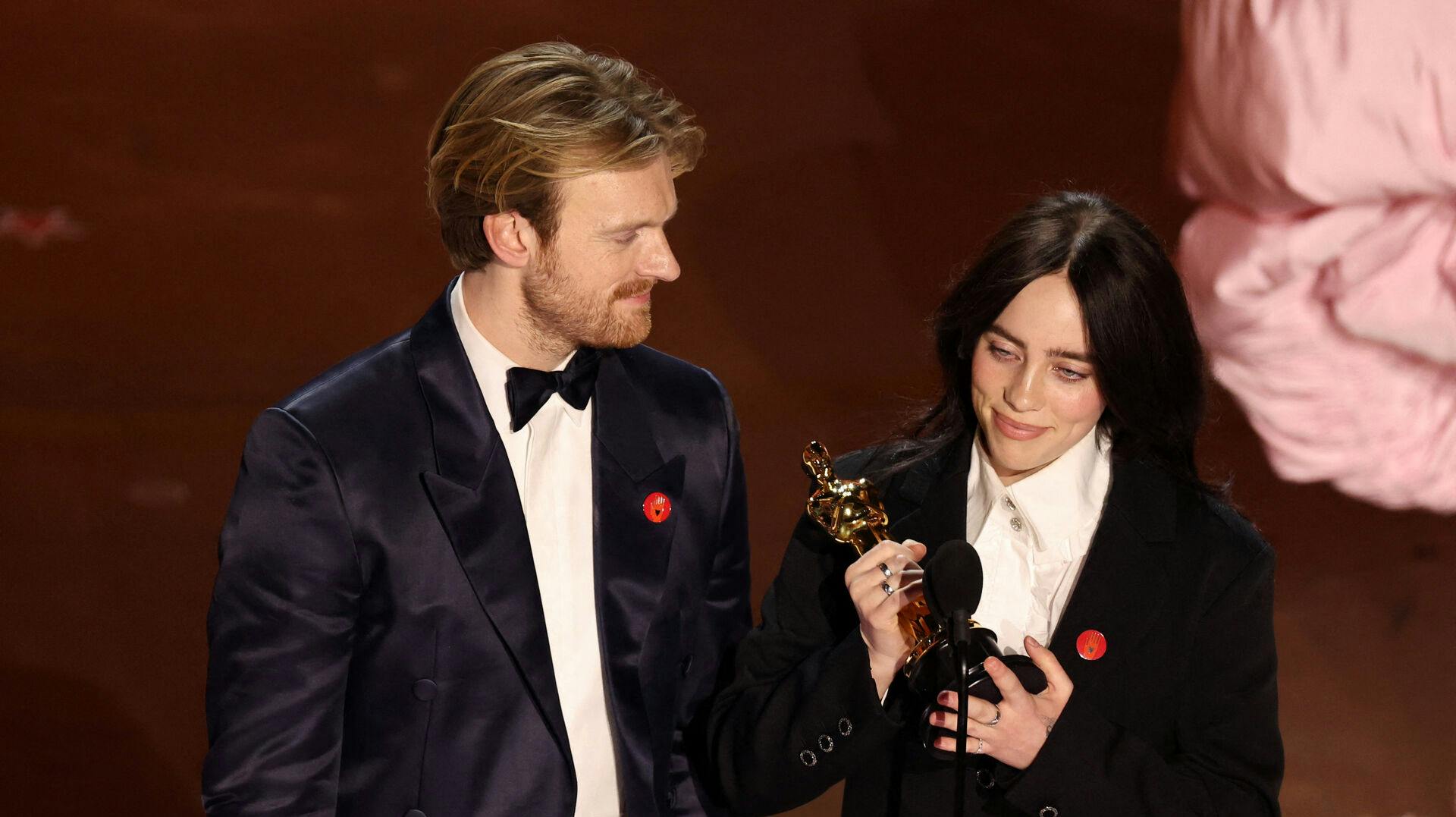 Billie Eilish og Finneas O'Connell løb med prisen for Bedste Originale Sang.