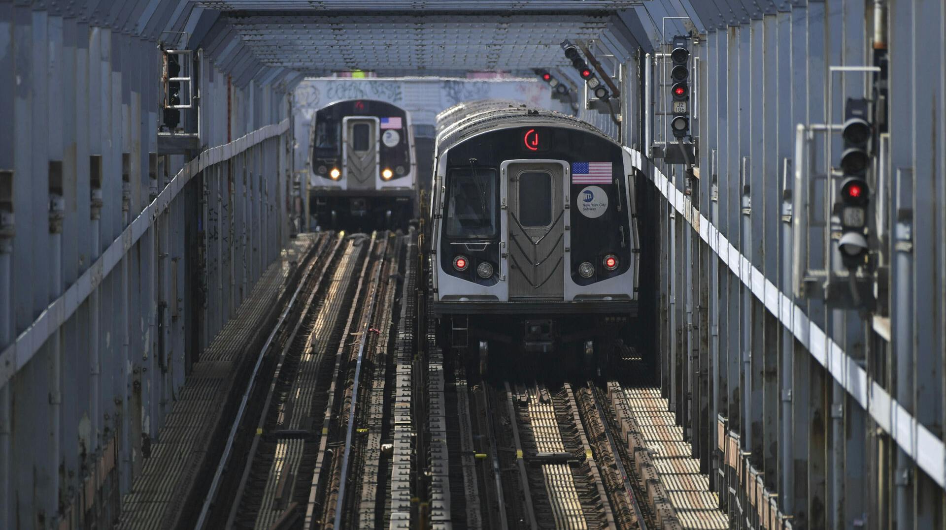 En 29-årig kvinde har mistet begge fødder, efter hendes kæreste skubbede hende ud foran et tog.