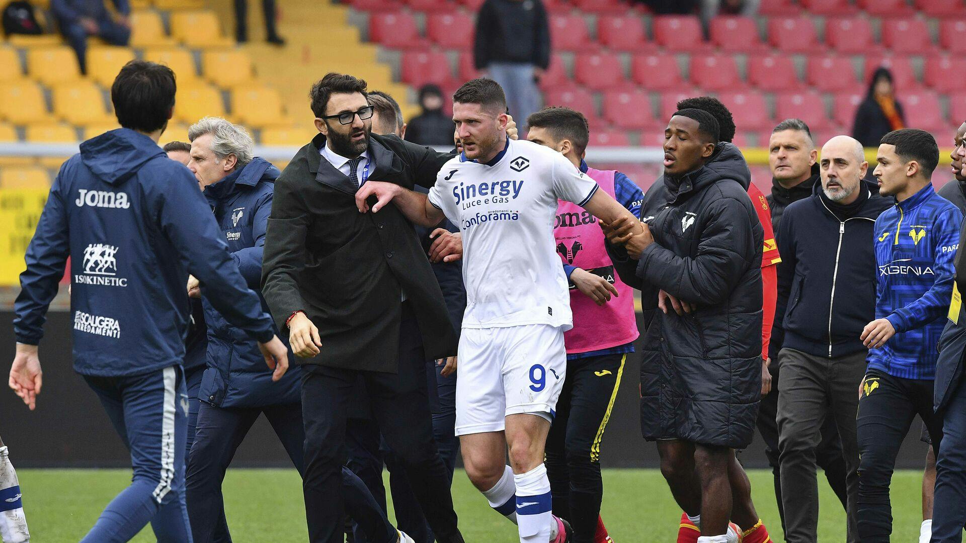 Verona's Thomas Henry, center, leaves the pitch after the Serie A soccer match between U.S. Lecce and Hellas Verona FC at Via del Mare Stadium, Lecce, Italy, Sunday March 10, 2024. Lecce coach Roberto D'Aversa head butted Hellas Verona striker Thomas Henry following a heated matchup between two teams just above the relegation zone in Serie A on Sunday. (Giovanni Evangelista/LaPresse via AP)