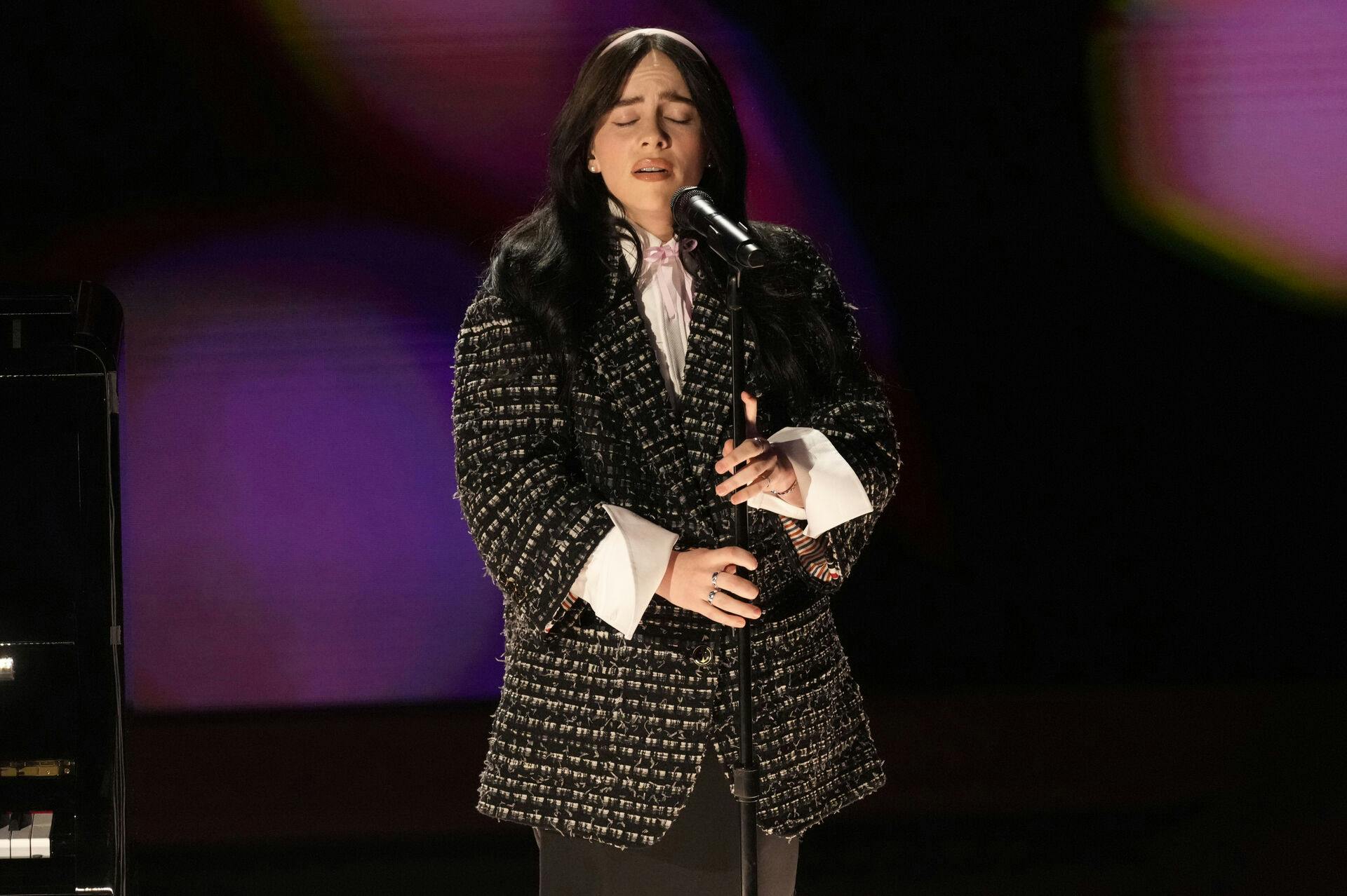 Billie Eilish optræder med "What Was I Made For?" til årets Oscar-uddeling.