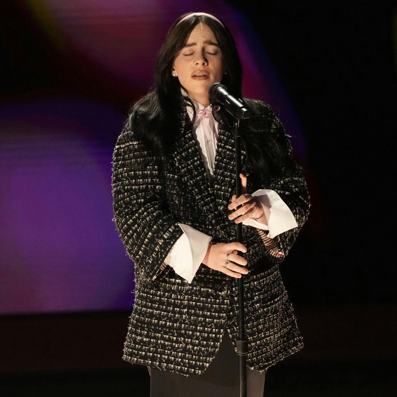 Billie Eilish optræder med "What Was I Made For?" til årets Oscar-uddeling.