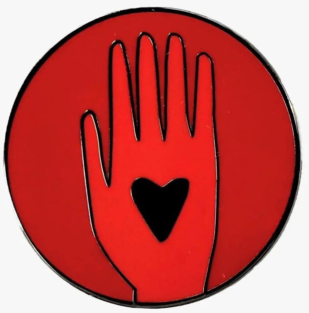 Det er Artists4Ceasefire, der står bag den røde fredsbroche.