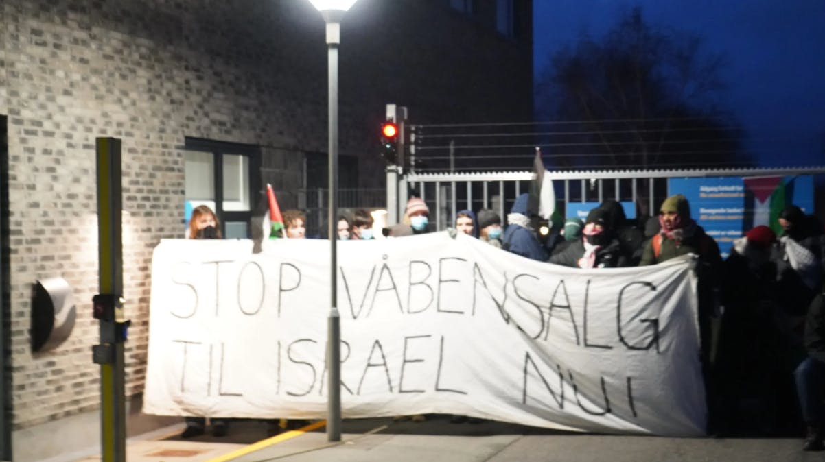 Sådan så det mandag morgen ud foran virksomheden, der producerer avanceret teknologi til militære enheder verden over.