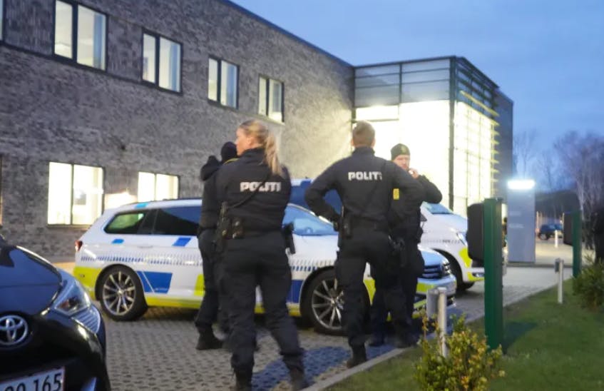 Politiet er mødt op for at få situationen under kontrol.