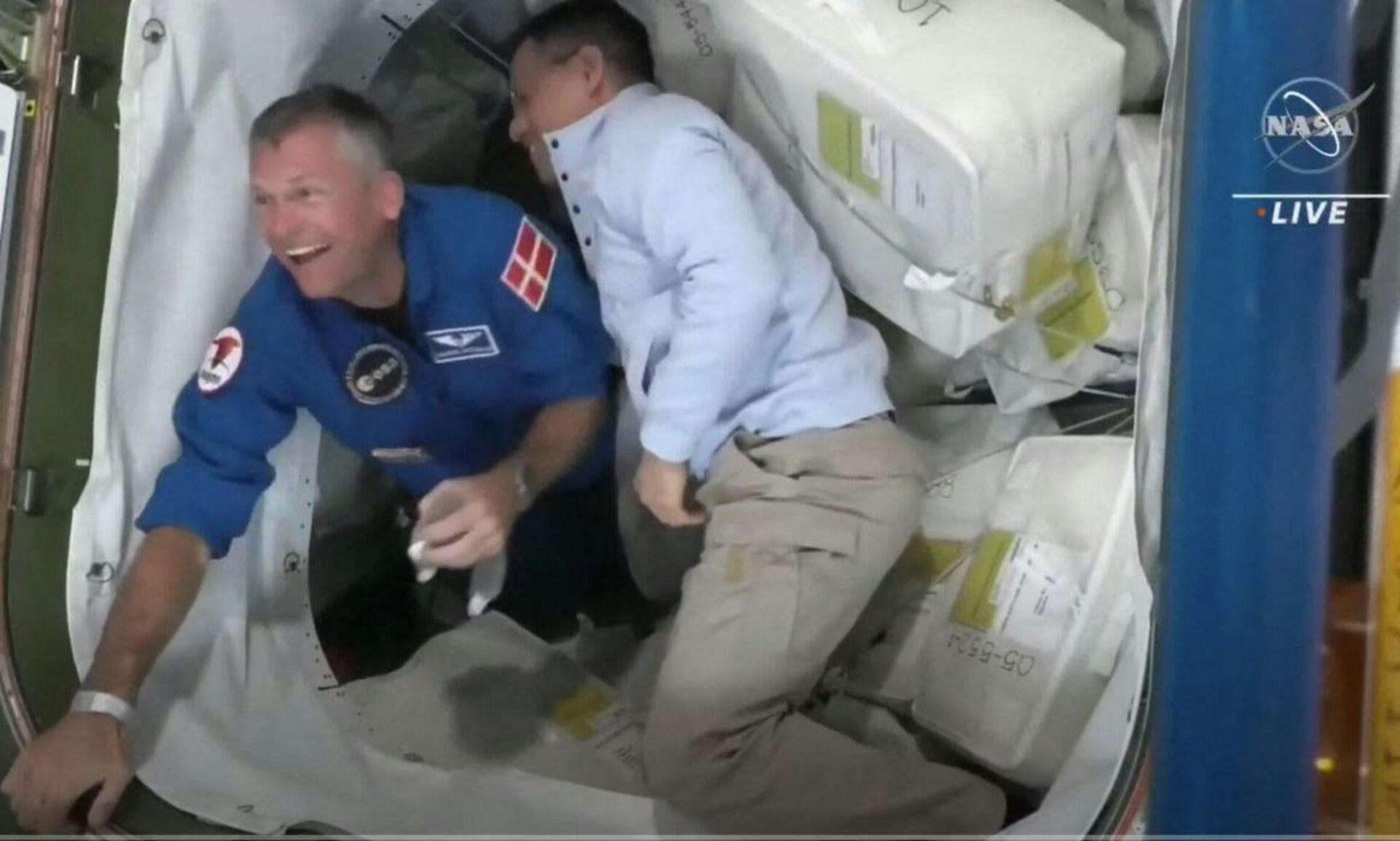 Tiden går stærkt - 27. august sidste år så det sådan ud, da Andreas Mogensen fløj ind på rumstationen. Nu er han på vej tilbage i rumkapslen i en højere tilstand, end han ankom.