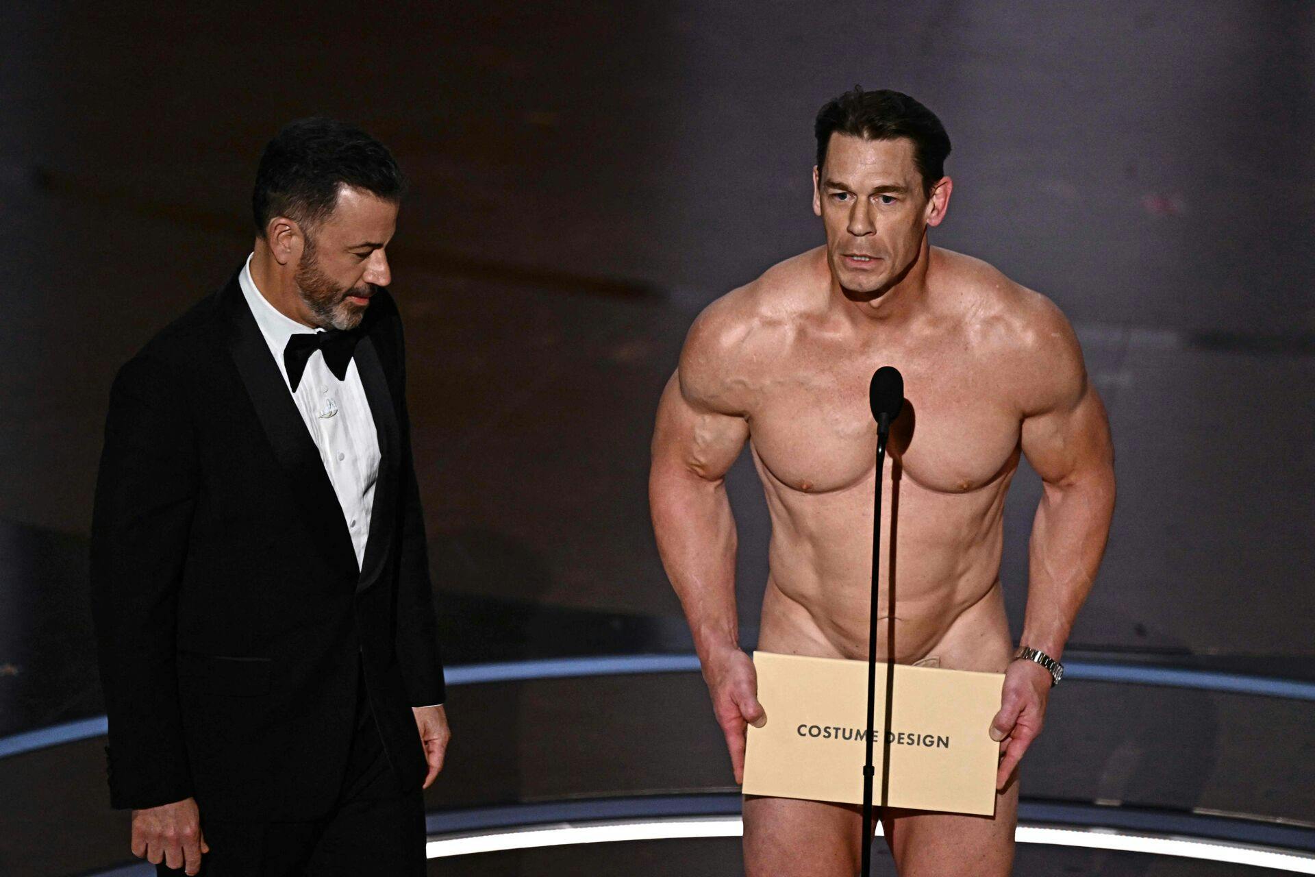 Her får Jimmy Kimmel hjælp fra skuespilleren John Cena til at gøre årets Oscars til en succes.