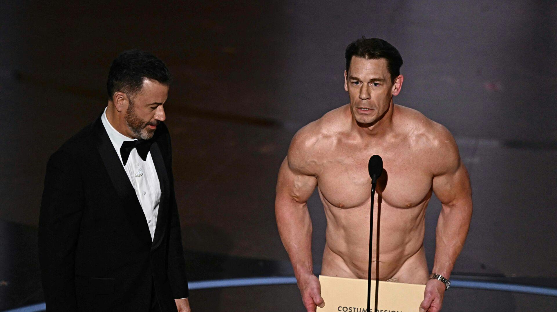 Her får Jimmy Kimmel hjælp fra skuespilleren John Cena til at gøre årets Oscars til en succes.
