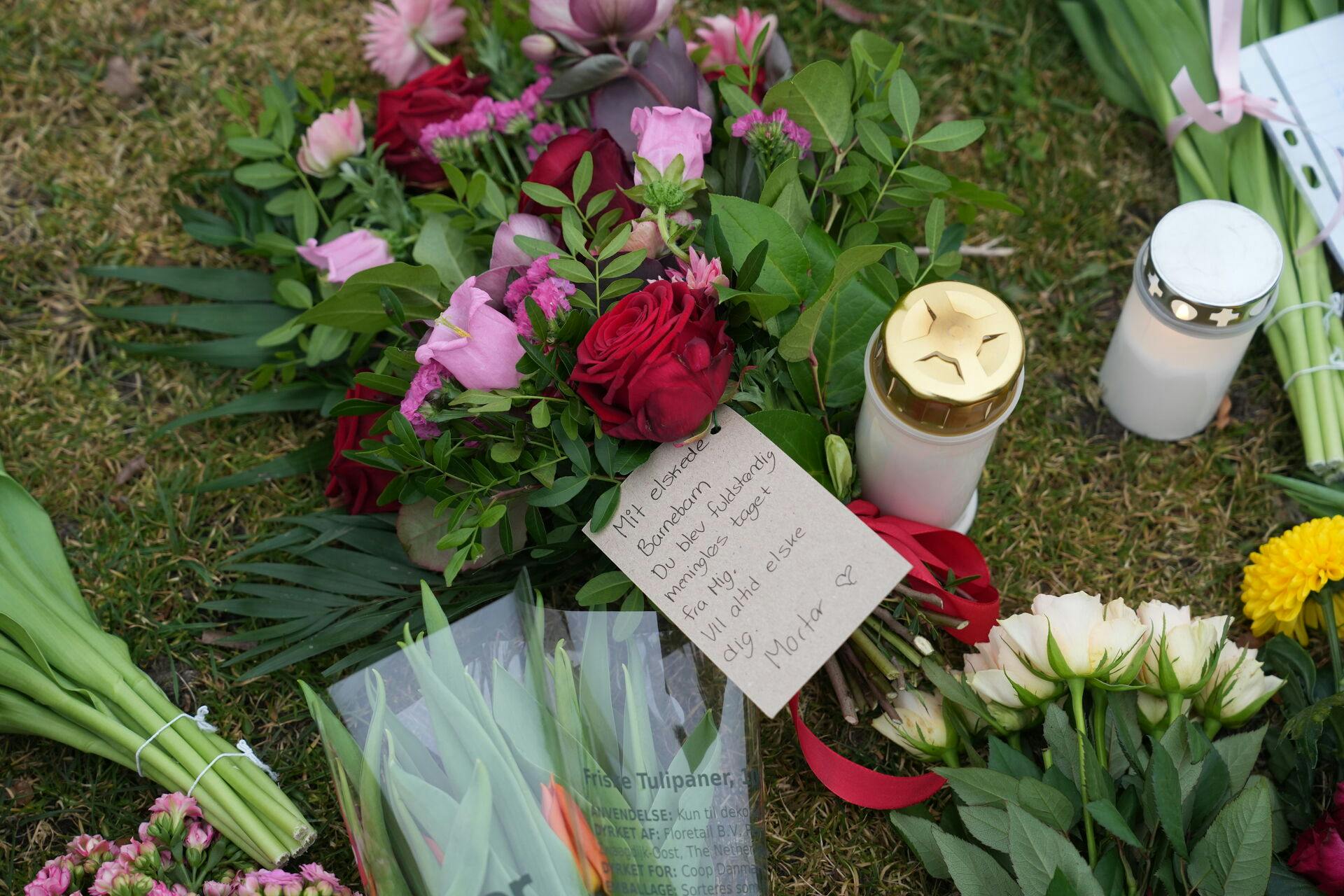 Veninder, familie og borgere i Hjallerup har alle været forbi med blomster og lys ved Hjallerup Varmeværk.