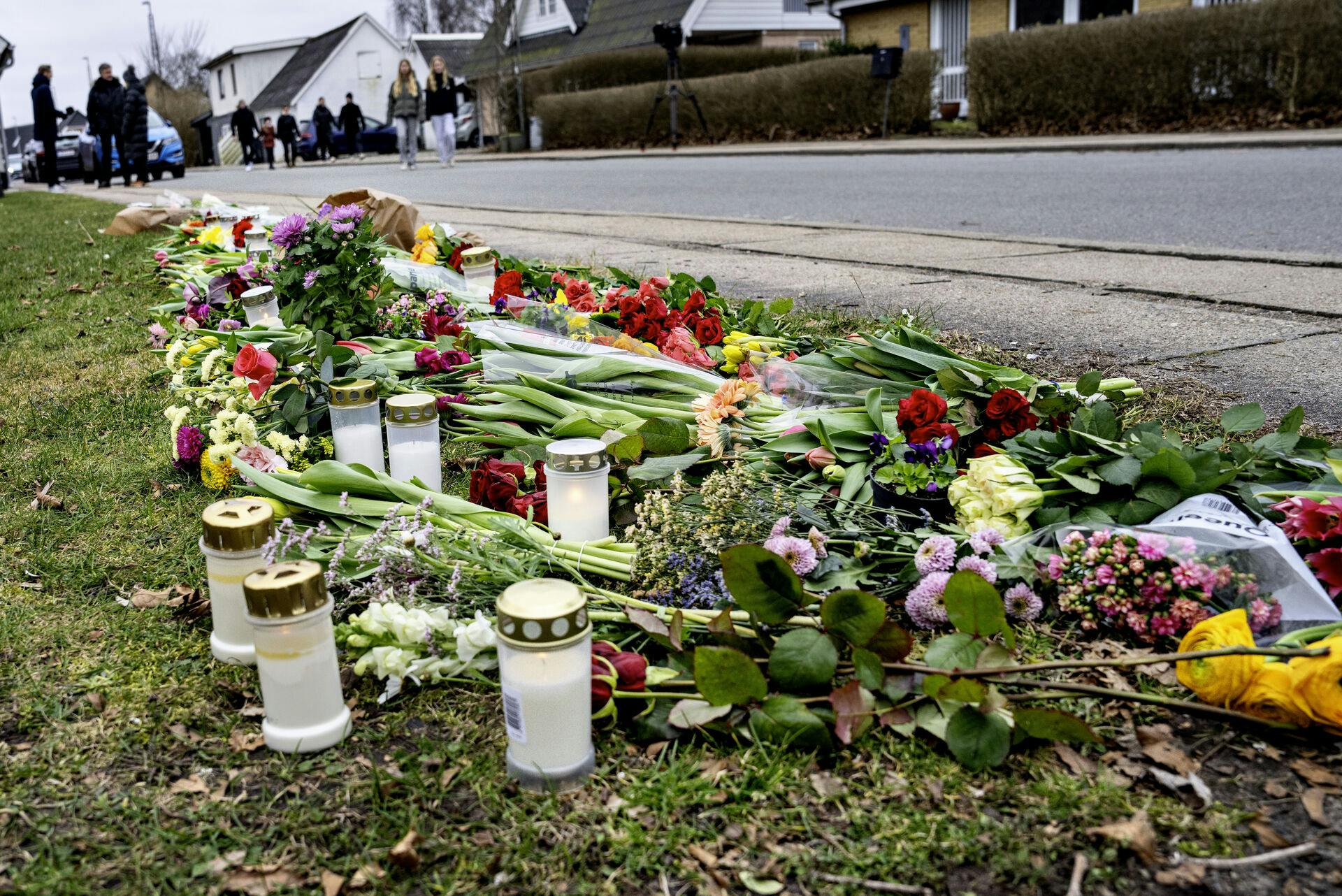 Drabet på den 13-årige pige i Hjallerup har sendt byen i chok. På Gravensgade ved Hjallerup Varmeværk, hvor den 13-årige pige blev fundet mandag aften, har familie, venner, bekendte og borgere i Hjallerup været forbi med et hav af blomster og lys.