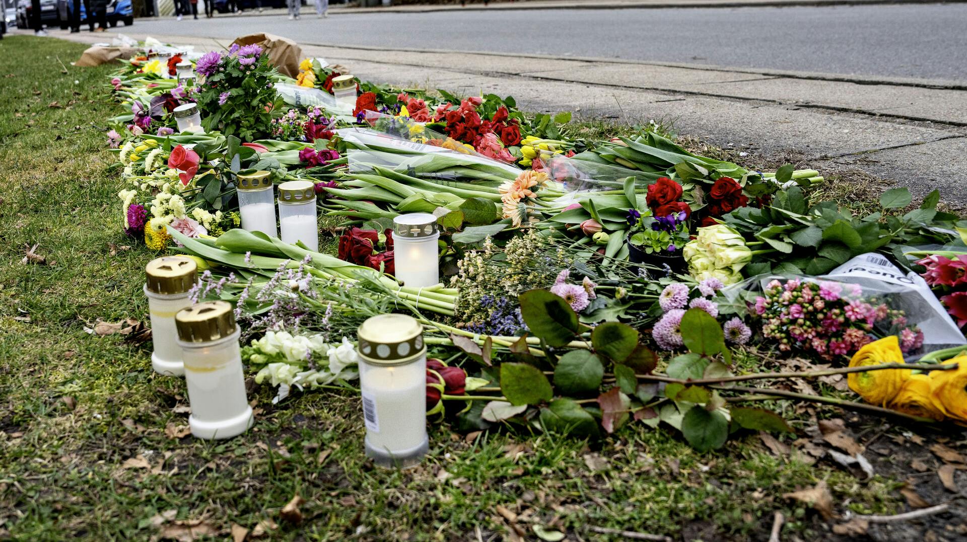 Drabet på den 13-årige pige i Hjallerup har sendt byen i chok. På Gravensgade ved Hjallerup Varmeværk, hvor den 13-årige pige blev fundet mandag aften, har familie, venner, bekendte og borgere i Hjallerup været forbi med et hav af blomster og lys.