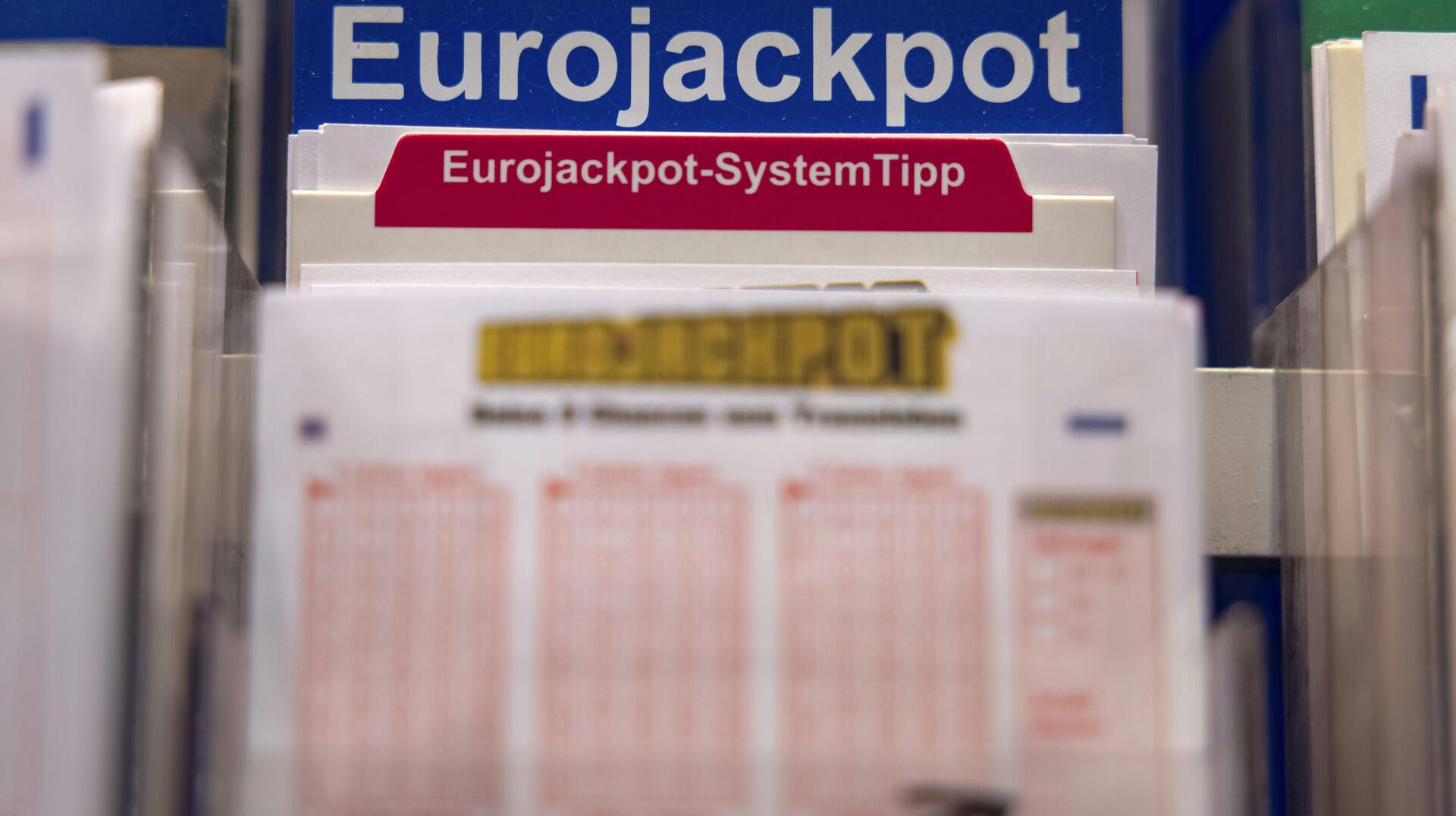 Hver tirsdag og fredag kan man være en heldig vinder.