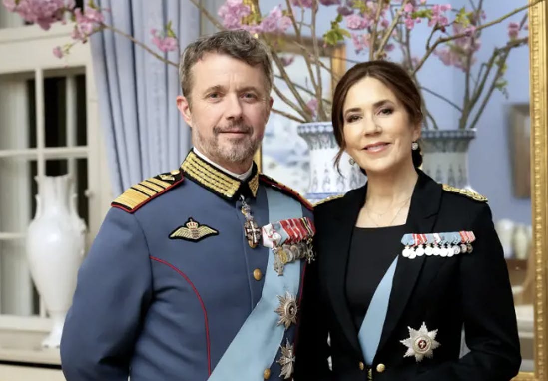 Her ankommer Frederik og Mary til Hærens Hæderstegnsmiddag på Fredensborg i 2023. Dengang var dronning Margrethe vært – i år er det dem. 