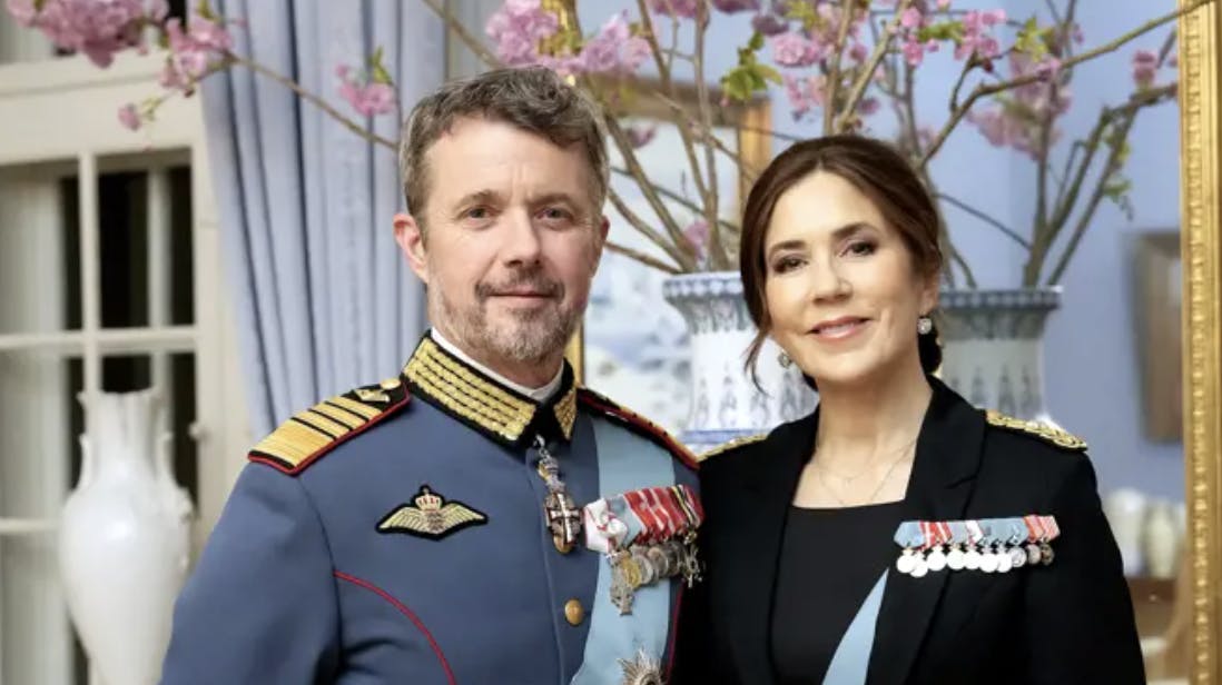 Her ankommer Frederik og Mary til Hærens Hæderstegnsmiddag på Fredensborg i 2023. Dengang var dronning Margrethe vært – i år er det dem.