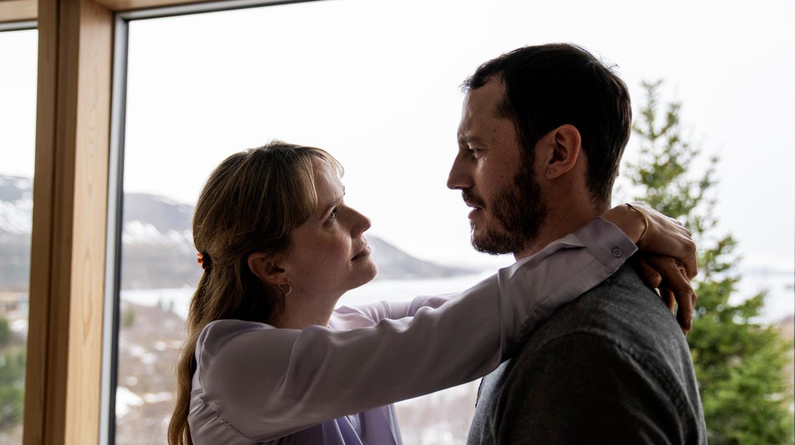 Det ser ud til, at ”X Factor”-dommeren gerne vil have et kys af Simon Sears, 40.