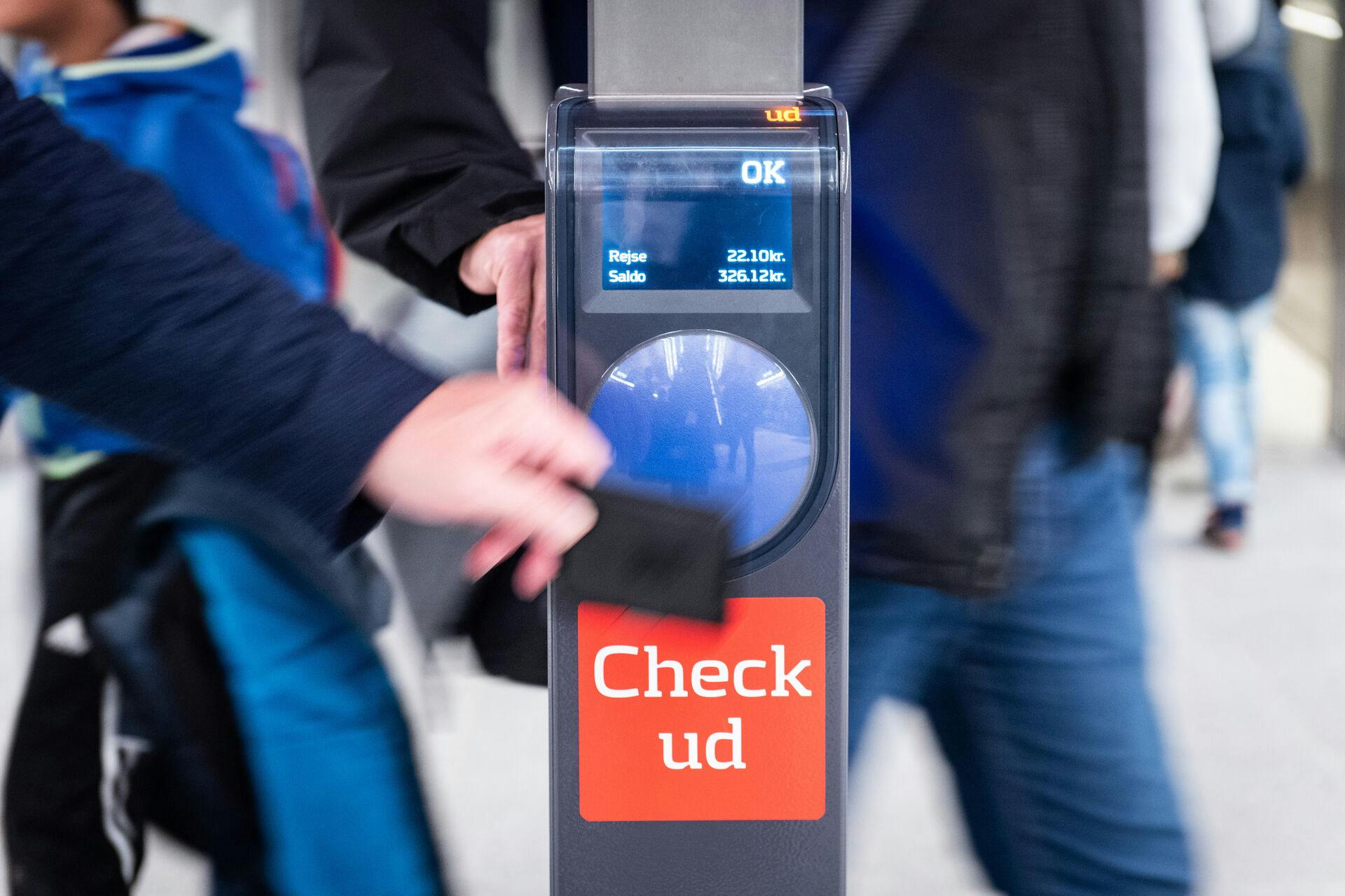 Rejsende tjekker ud med rejsekort på en metrostation på Cityringen, mandag den 30. september 2019.