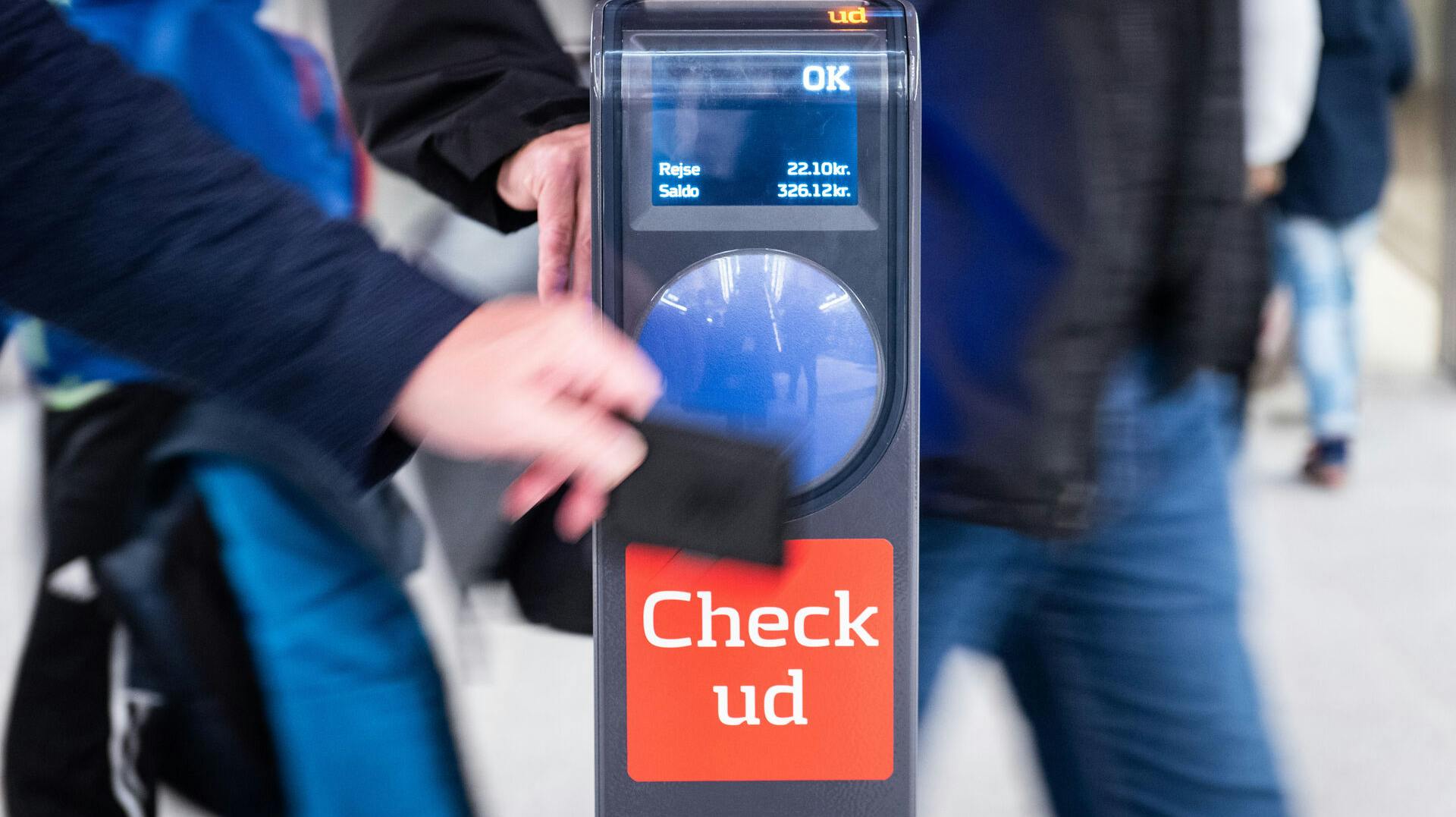Rejsende tjekker ud med rejsekort på en metrostation på Cityringen, mandag den 30. september 2019.