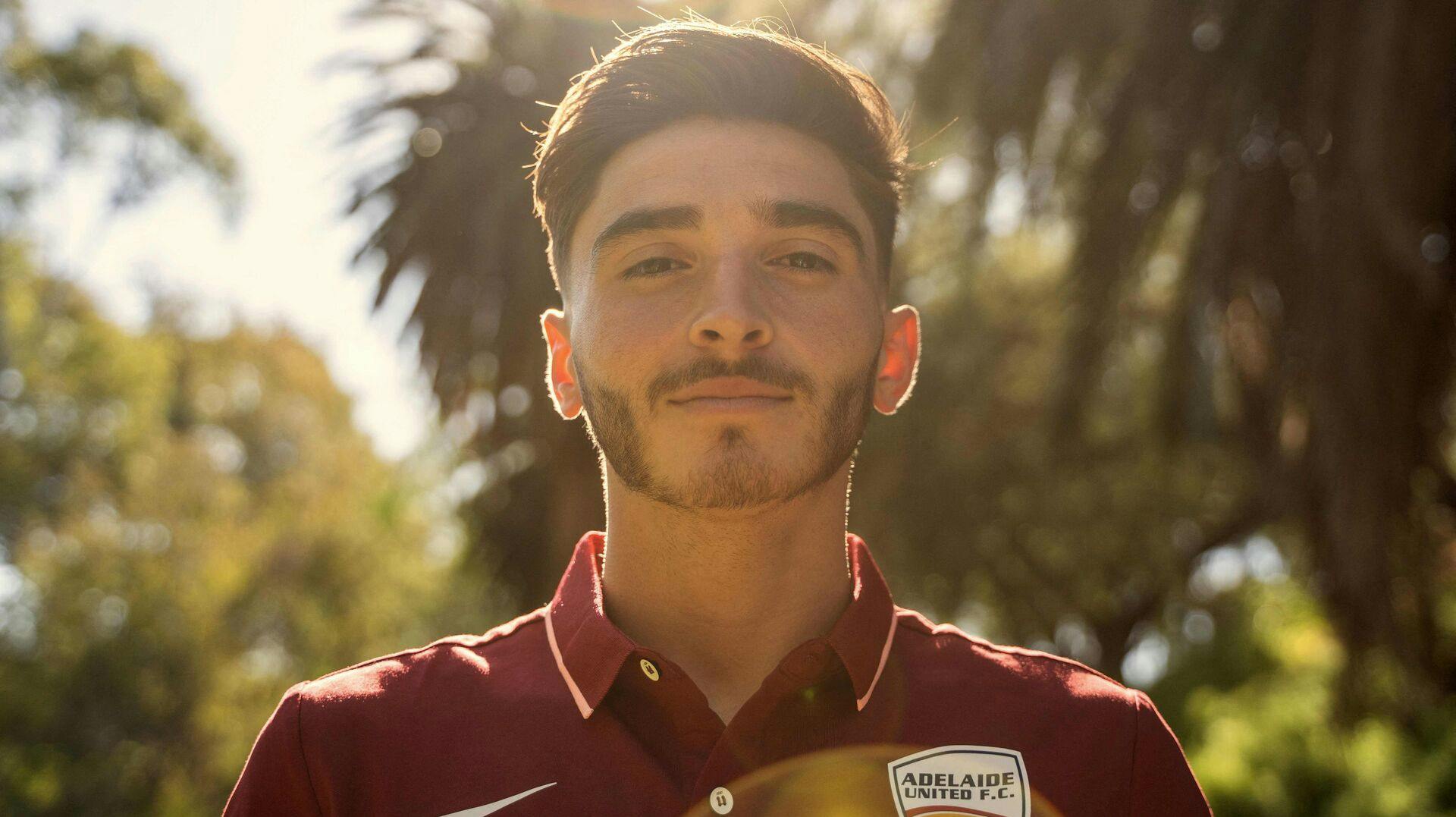 Josh Cavallo gik verden rundt, da han i 2021 stod frem som homoseksuel. Nu er den professionelle fodboldspiller blevet forlovet med kæresten Leighton Morrell.
