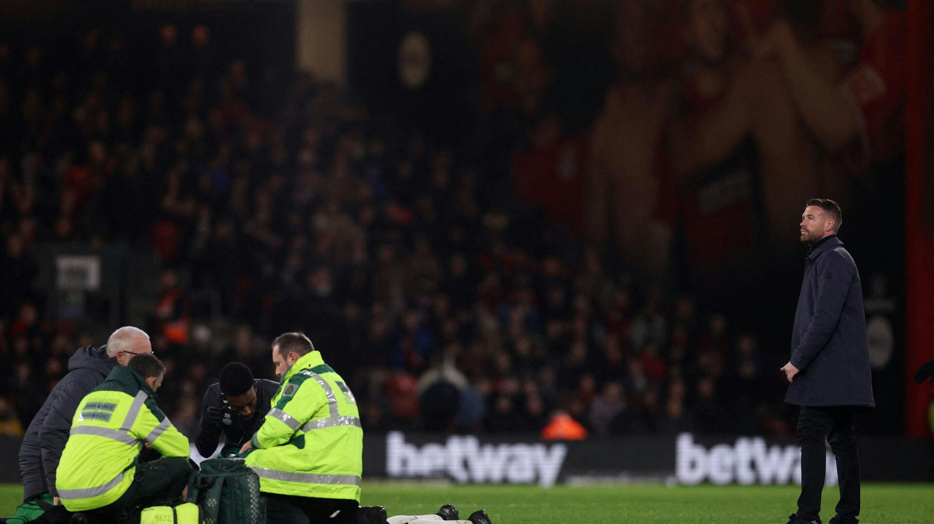 Episoden minder i uhyggelig grad om den, der ramte danske Christian Eriksen i Parken. Heldigvis overlevede både han og her Tom Lockyer.