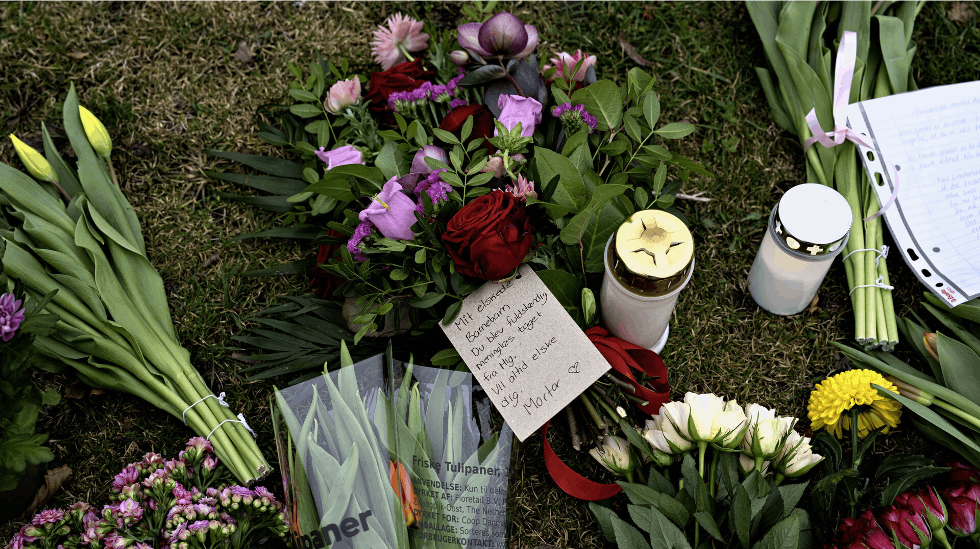 Blomster og hilsner fylder en stor del ved det sted, hvor den 13-årige pige mandag aften blev fundet alvorligt såret.