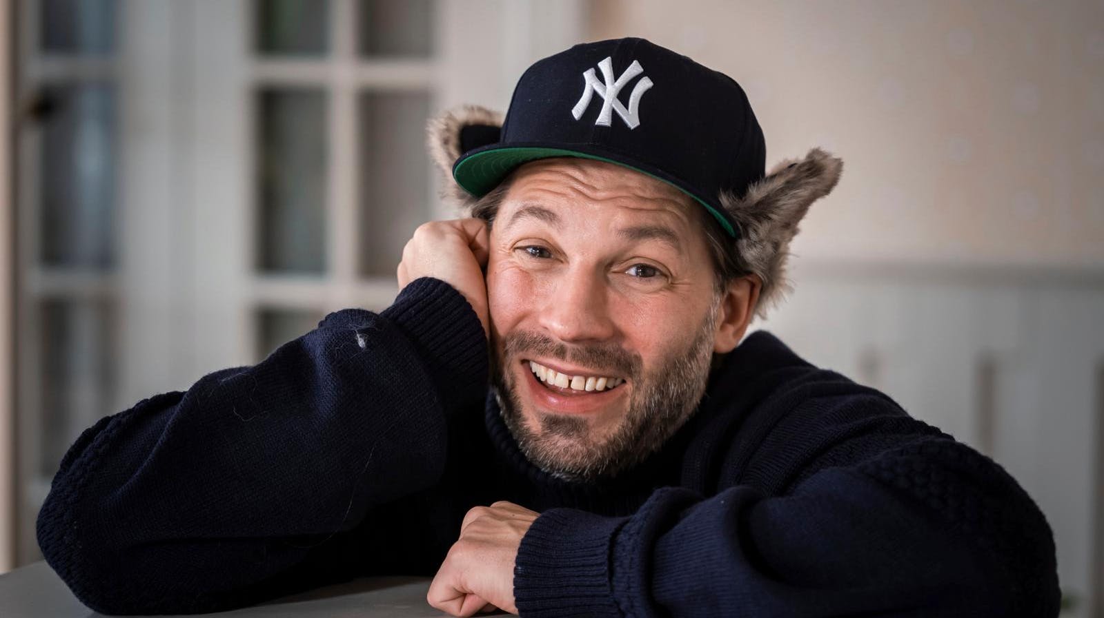 Simon Stenspil, 40, har det godt igen, efter han i januar blev ramt af denguefeber på en ferie i Thailand. Nu glæder han sig til, at han bliver far for anden gang til april.