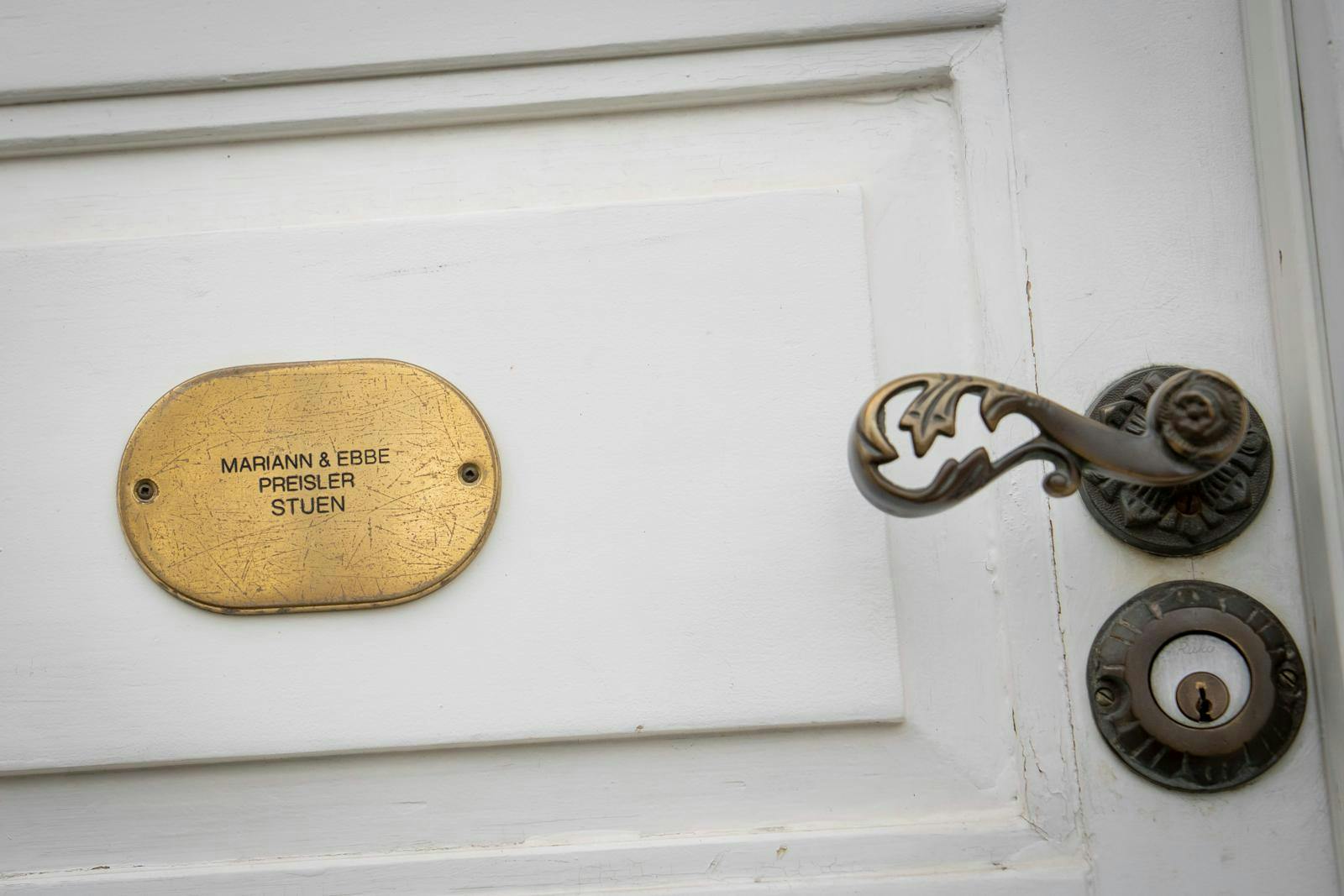 Dørskiltet på parrets lejlighed vidner stadig om Mariann og Ebbes 55 år lange samliv.