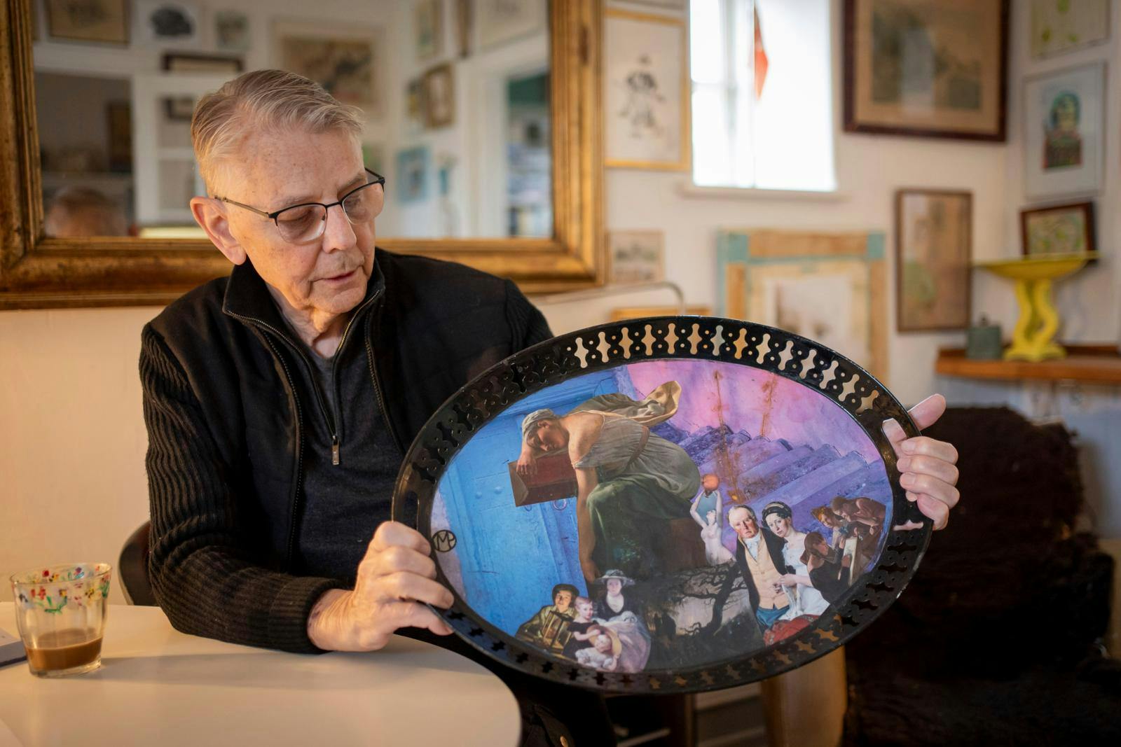 – Hun var fantastisk til découpager. Den bakke der har hun lavet, roser Ebbe sin hustru.