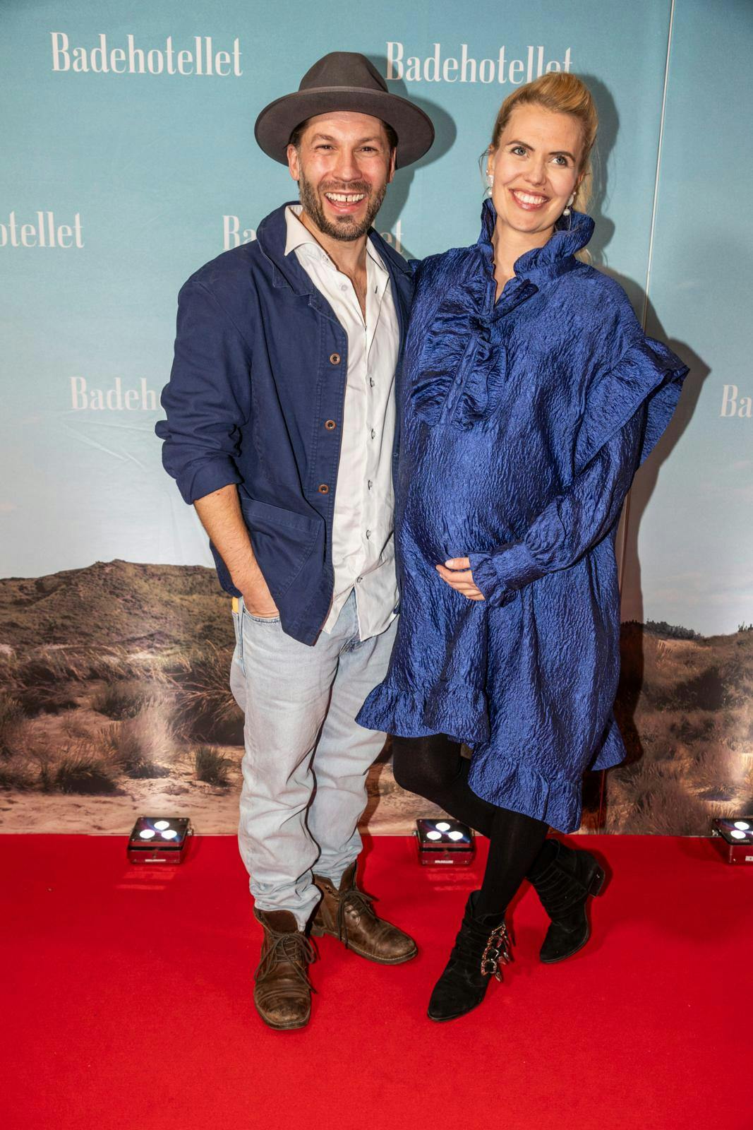 Stenspil til gallapremiere på den sidste sæson af ”Badehotellet” med kæresten, Anna Stokholm, 35, som venter parrets andet barn. Få uger efter fødslen går Anna i gang med optagelser til ”Sygeplejeskolen”, så Simon skal med og passe barnet imens.