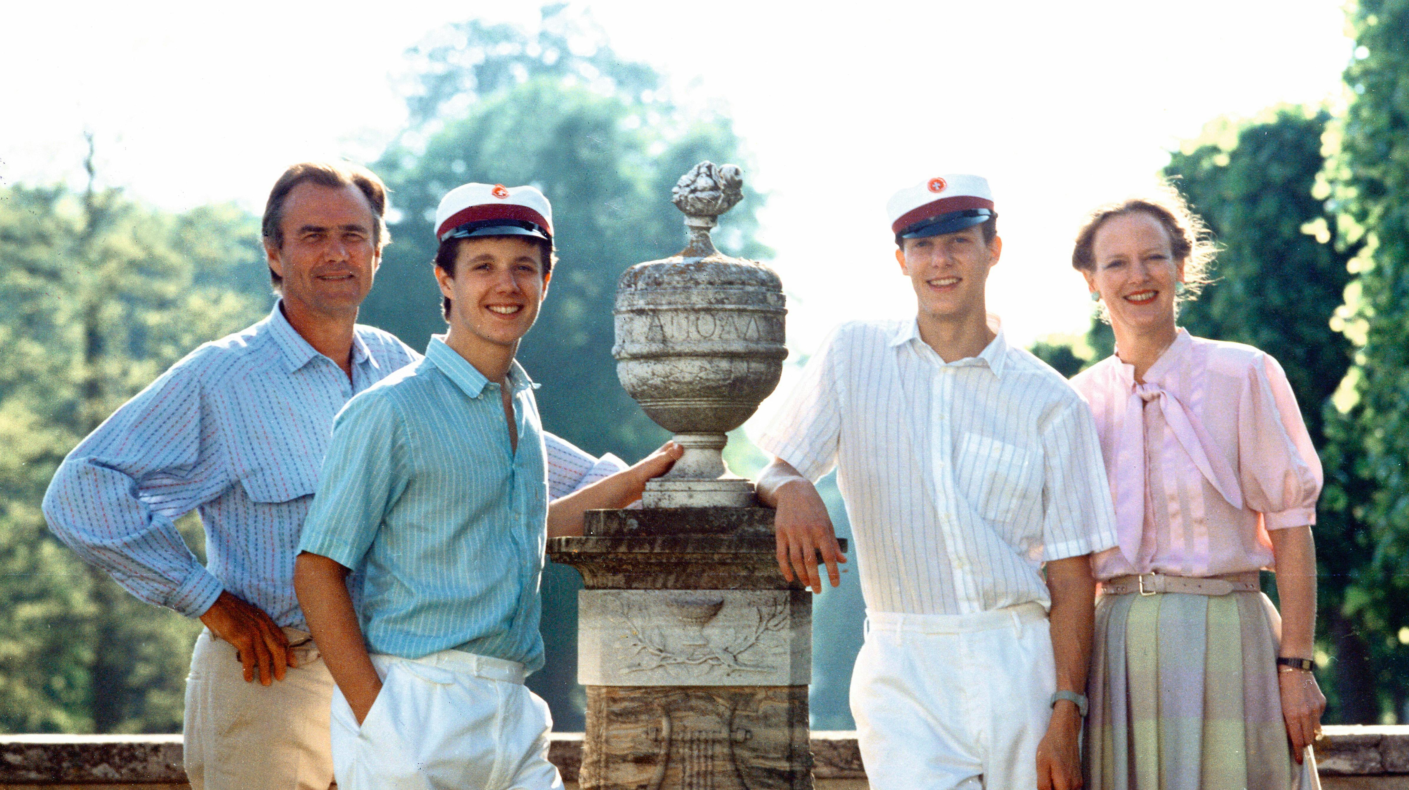 I 1986 blev både prins Joachim og kronprins Frederik student. Danmarks konge har aldrig sagt nej til en god fest, og sådan var det tydeligvis også i studenterugen.