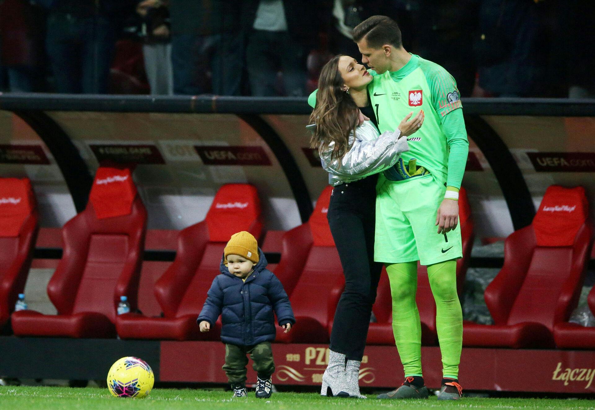 Wojciech Szczesny og Marina Luczenko skal være forældre igen. Her ses de sammen med deres førstefødte Liam, der i dag dog er blevet noget større.