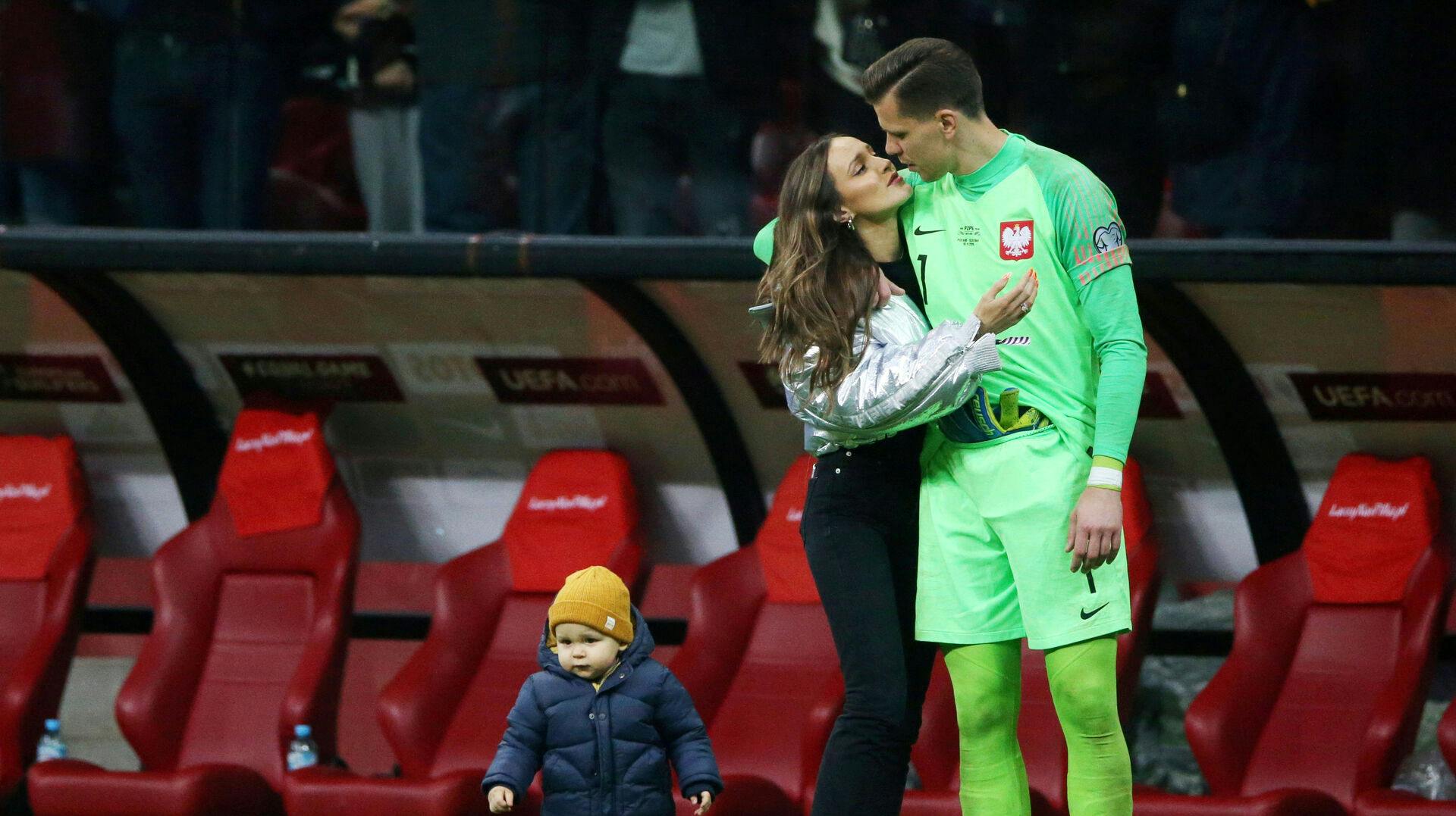 Wojciech Szczesny og Marina Luczenko skal være forældre igen. Her ses de sammen med deres førstefødte Liam, der i dag dog er blevet noget større.