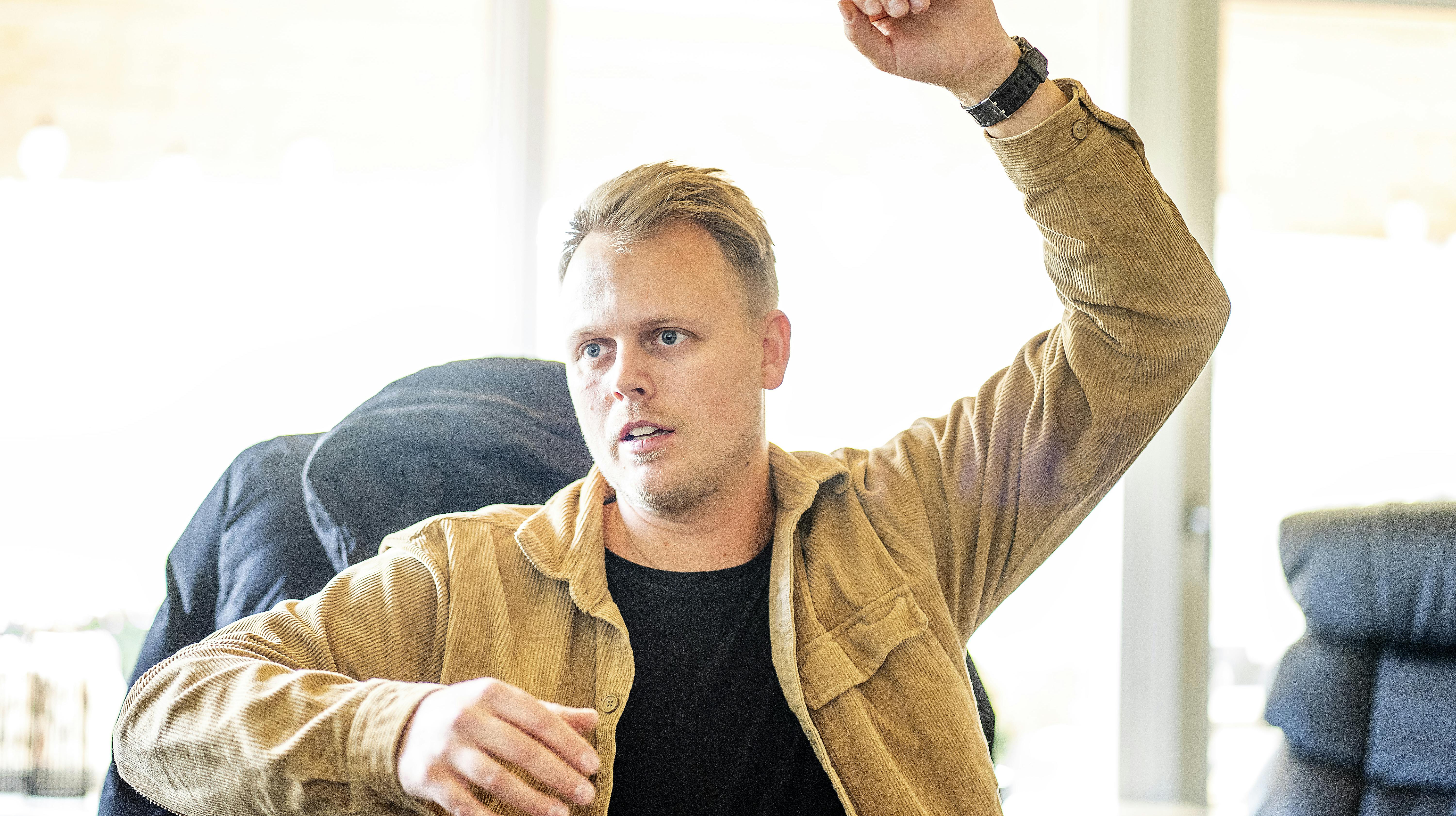 Benjamin Lassen Schmidt, 32, var i september ude for en arbejdsulykke, og siden da har han været sygemeldt fra jobbet som brandmand. – Jeg kan løfte min arm herop, og så kan den ikke komme længere, siger han om sin højre arm.