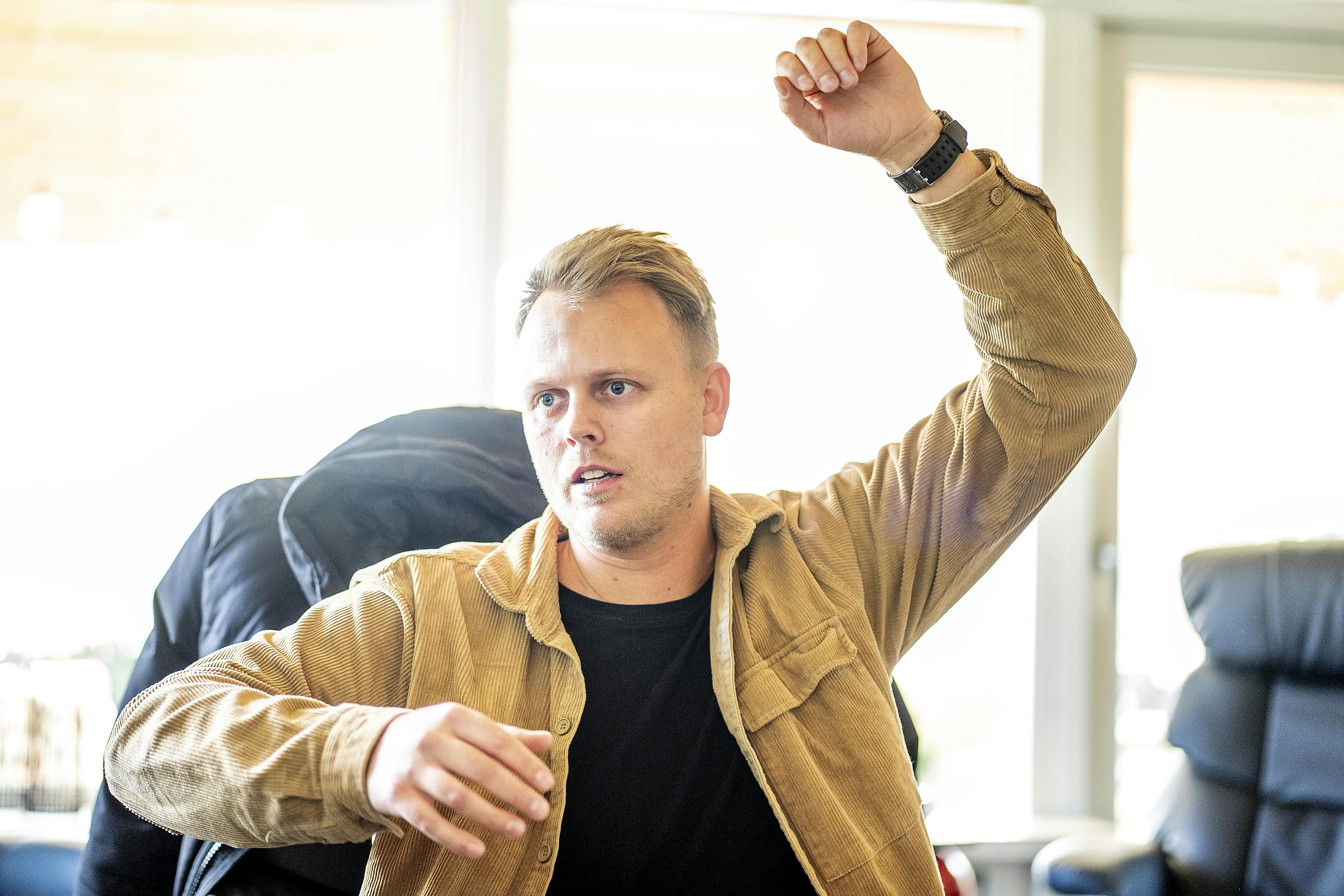 Benjamin Lassen Schmidt, 32, var i september ude for en arbejdsulykke, og siden da har han været sygemeldt fra jobbet som brandmand. – Jeg kan løfte min arm herop, og så kan den ikke komme længere, siger han om sin højre arm. – Jeg er sluppet billigt med en brækket skulder. Det kunne være endt helt galt, lyder det fra ”Kærlighed hvor kragerne vender”-deltageren, som stadig har ondt, når han bruger armen.