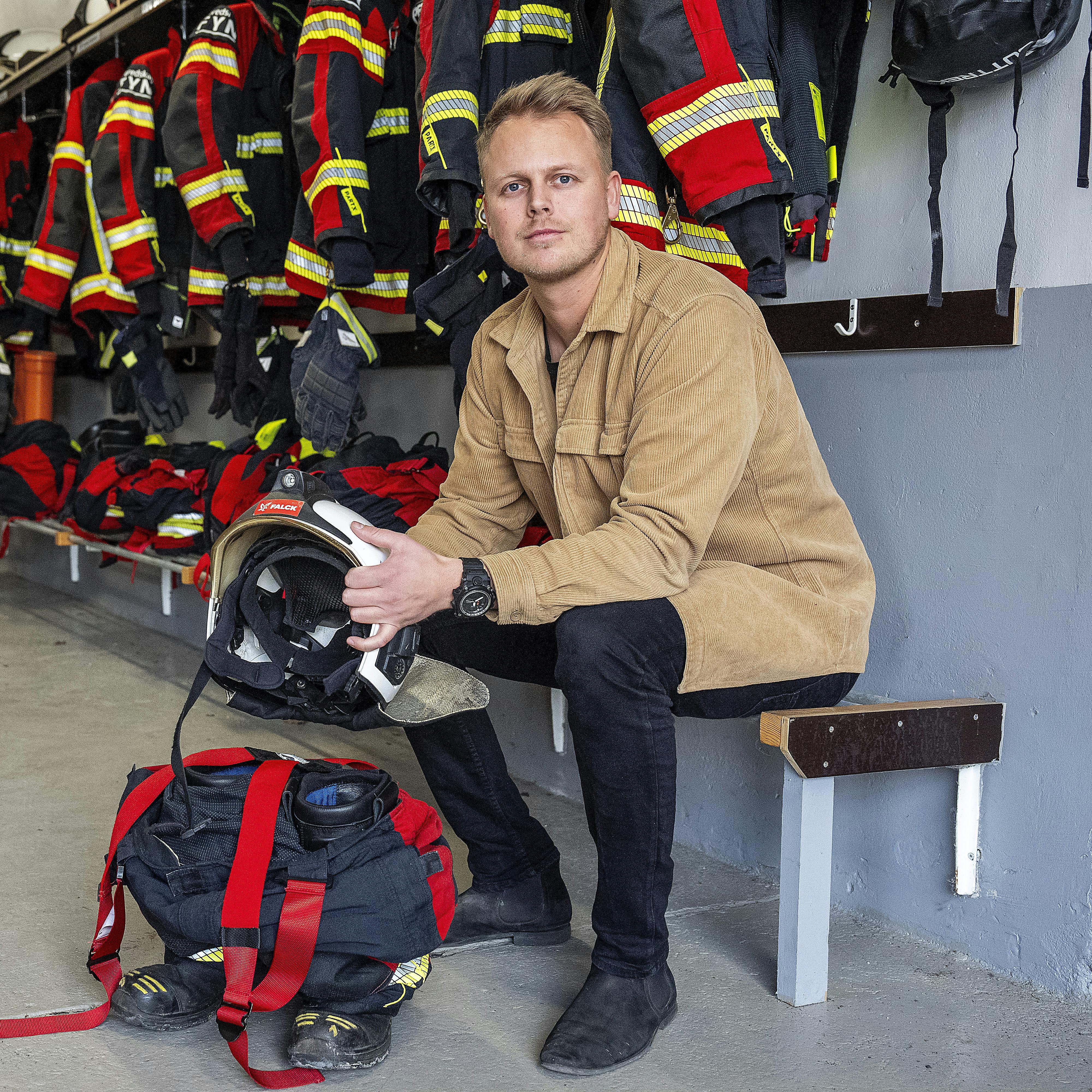 – Jeg elsker at være med til at gøre en forskel, og jeg nyder at kunne hjælpe, når det gælder, siger Benjamin om jobbet som tilkaldebrandmand.   På brandstationen i Nyborg er der kun tilkaldebrandmænd.   Derudover arbejder Benjamin som DJ til bryllupper og firmafester, og så gik han i januar i gang med at studere på adgangskurset til ingeniøruddannelsen, da han gik direkte fra 10. klasse ud på arbejdsmarkedet i nattelivet – hvor han arbejdede indtil 2018 – og derfor ikke har en gymnasial uddannelse.