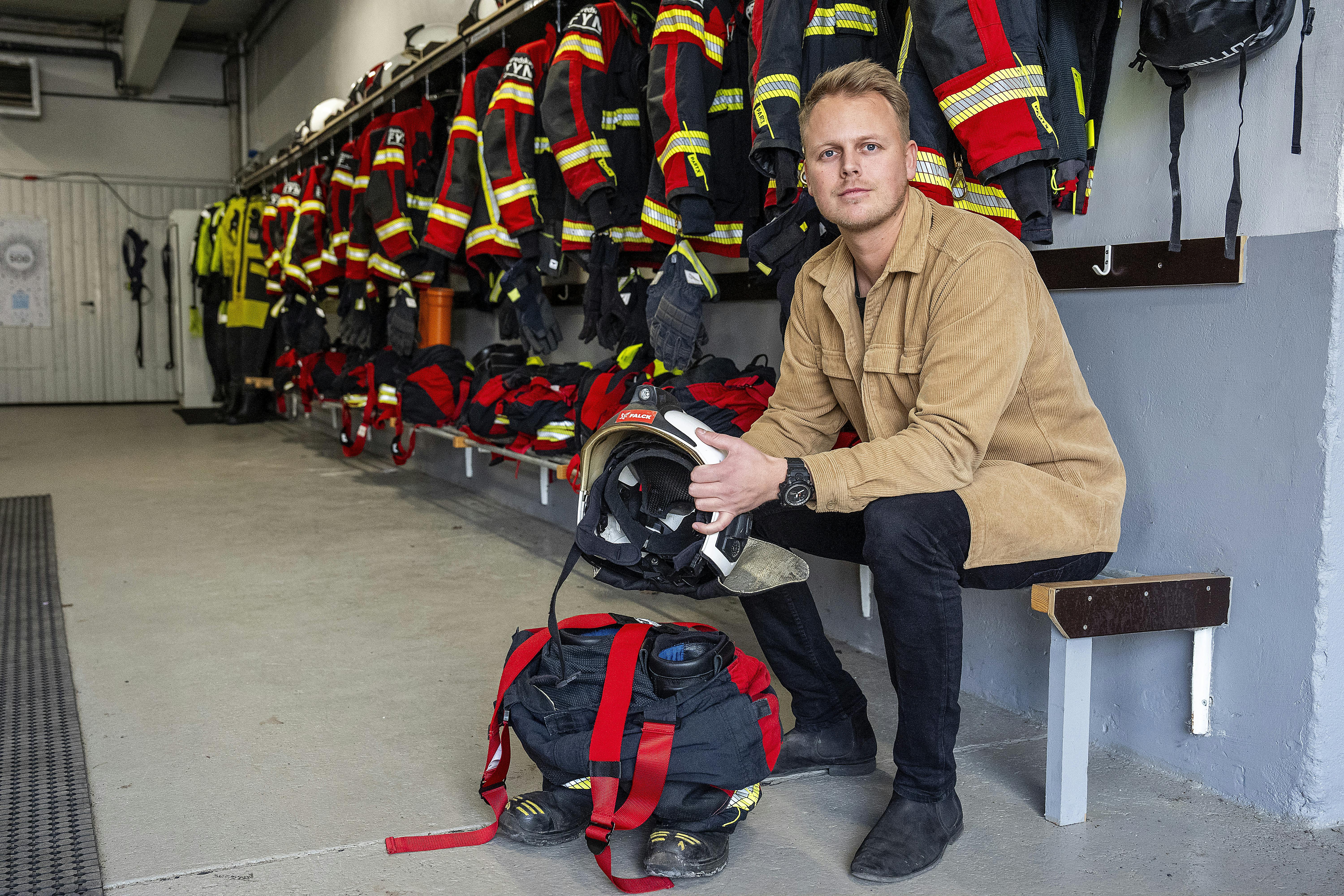 – Jeg elsker at være med til at gøre en forskel, og jeg nyder at kunne hjælpe, når det gælder, siger Benjamin om jobbet som tilkaldebrandmand. På brandstationen i Nyborg er der kun tilkaldebrandmænd. Derudover arbejder Benjamin som DJ til bryllupper og firmafester, og så gik han i januar i gang med at studere på adgangskurset til ingeniøruddannelsen, da han gik direkte fra 10. klasse ud på arbejdsmarkedet i nattelivet – hvor han arbejdede indtil 2018 – og derfor ikke har en gymnasial uddannelse.