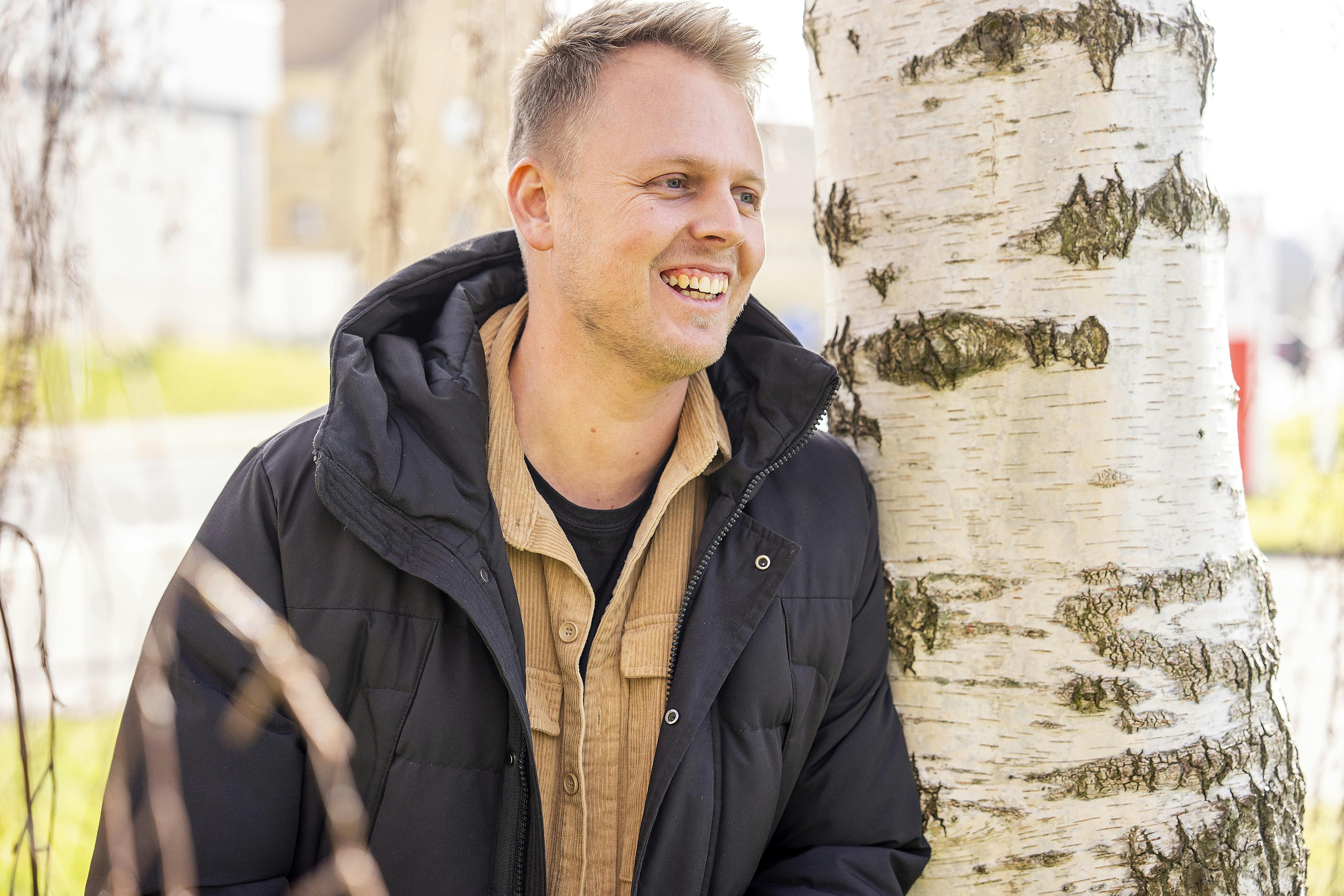 Benjamin kom med i ”Kærlighed hvor kragerne vender”, efter en caster kontaktede ham på Instagram. – Jeg tænkte: ”Hvorfor skriver de til mig?”. Jeg havde lidt en forståelse af, at det var folk, der boede ude på landet, siger Benjamin om tv-konceptet. Han kunne ikke lade være med at vise beskeden til sine venner, som grinede af det. – Men folk syntes også, jeg skulle gøre det. Og så tænkte jeg: ”Lad mig prøve at høre lidt om det”, siger Benjamin, som den vej igennem kom med i programmet.