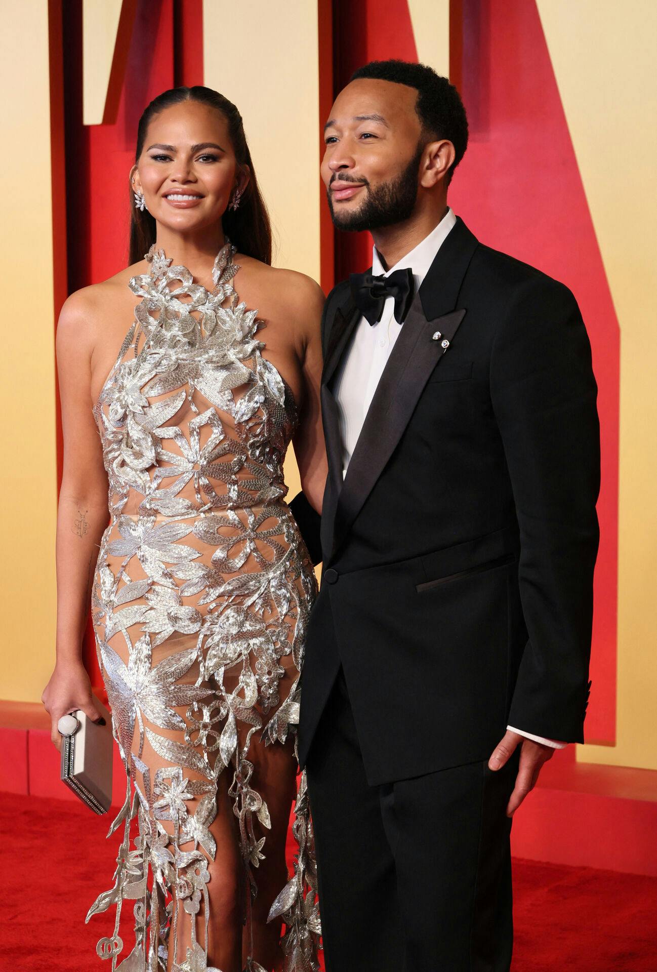 Chrissy Teigen og ægtemanden John Legend til Vanity Fairs Oscar-fest søndag.&nbsp;