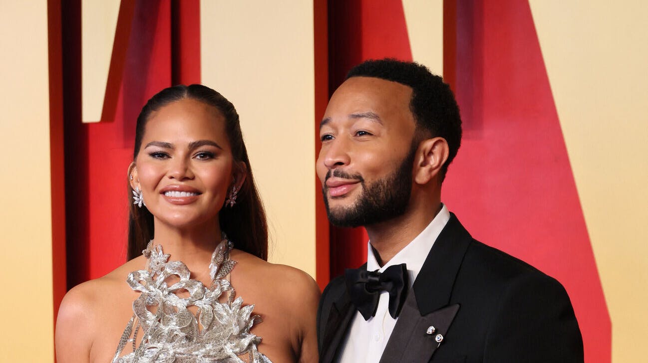 Chrissy Teigen og ægtemanden John Legend til Vanity Fairs Oscar-fest søndag. 