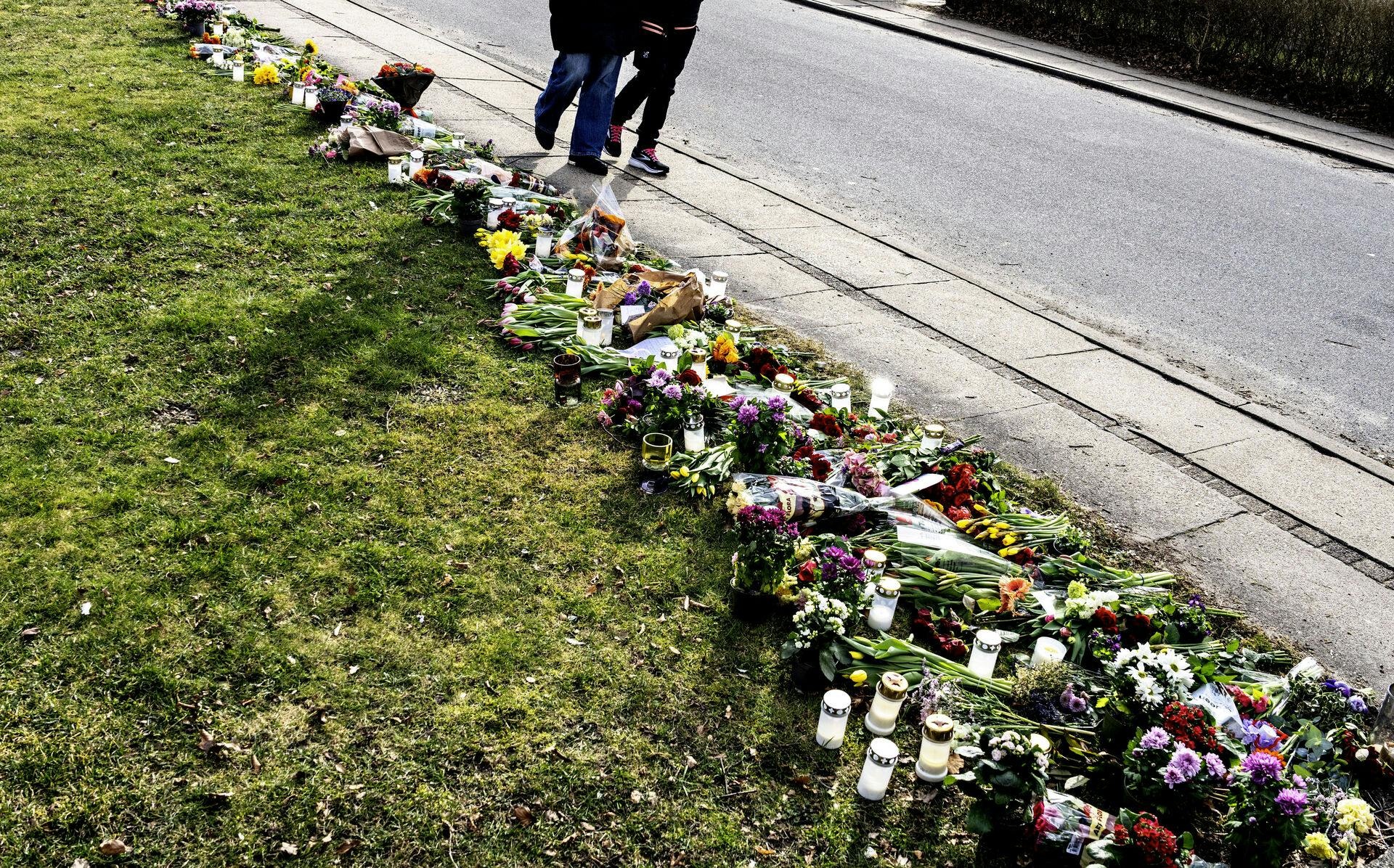 Blomster og lys tæt på gerningstedet ved Hjallerup Varmeværk i Nordjylland onsdag den 13. marts 2024. En 17-årig dreng er anholdt i sag om drab på 13-årig pige mandag i Hjallerup, oplyser politiet.. (Foto: Henning Bagger/Ritzau Scanpix)