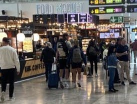 Kristian Kjær Lindegaard ses til venstre med kasket. Ved siden af ham står Mette Sommer. Billedet er taget, halvanden måned før "Bachelorette" rullede over skærmen på TV 2.