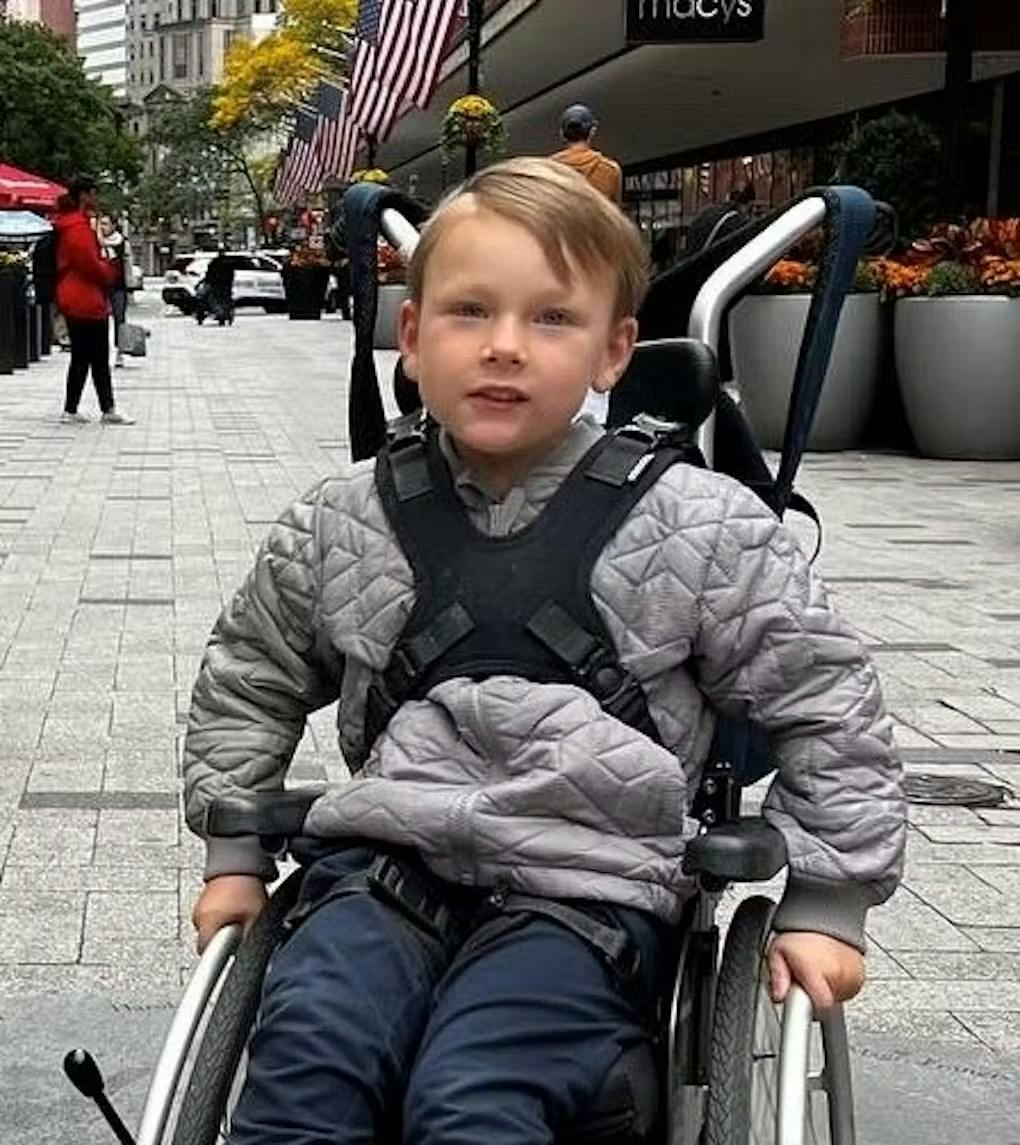 August sidder på nuværende tidspunkt for det meste i kørestol eller går korte distancer med rollator, da spasticiteten i benene forhindrer ham i at gå ubesværet.&nbsp;