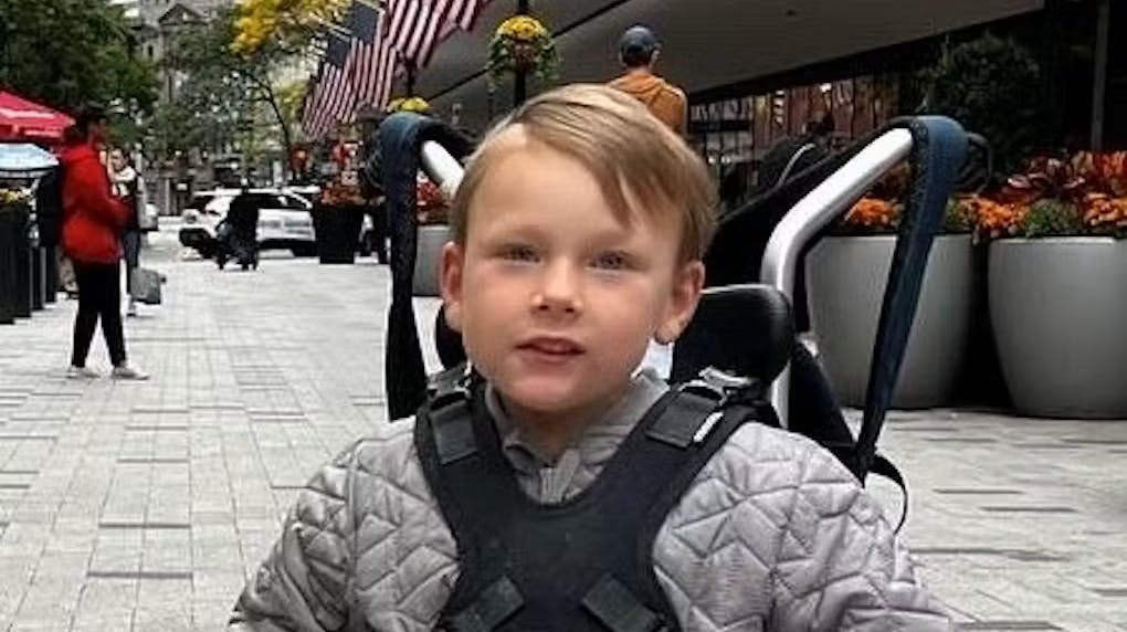 August sidder på nuværende tidspunkt for det meste i kørestol eller går korte distancer med rollator, da spasticiteten i benene forhindrer ham i at gå ubesværet. 